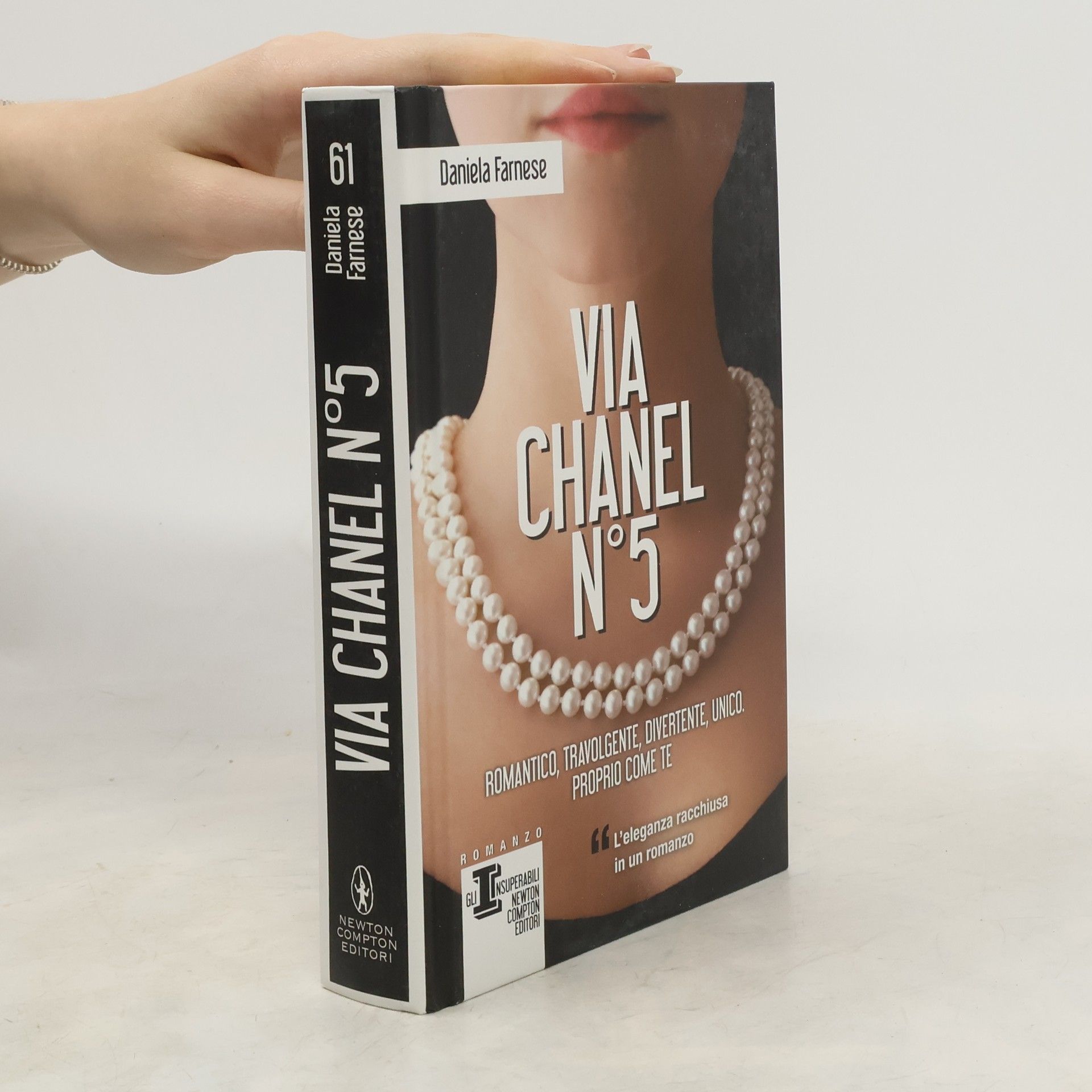 Daniela Farnese Via Chanel N°5