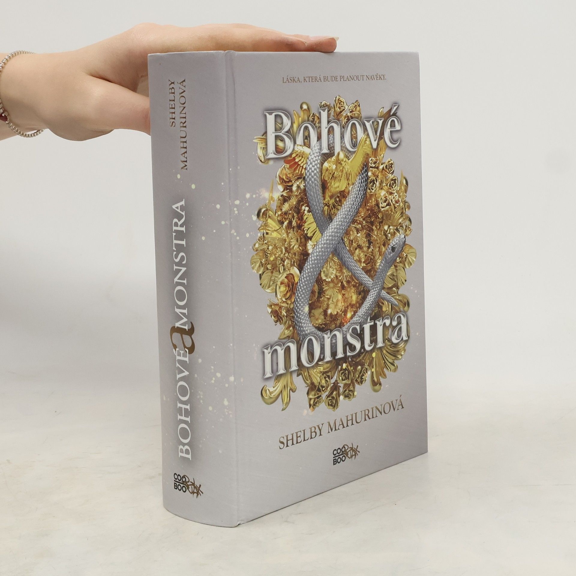 Shelby Mahurinová Bohové a monstra. 3. díl