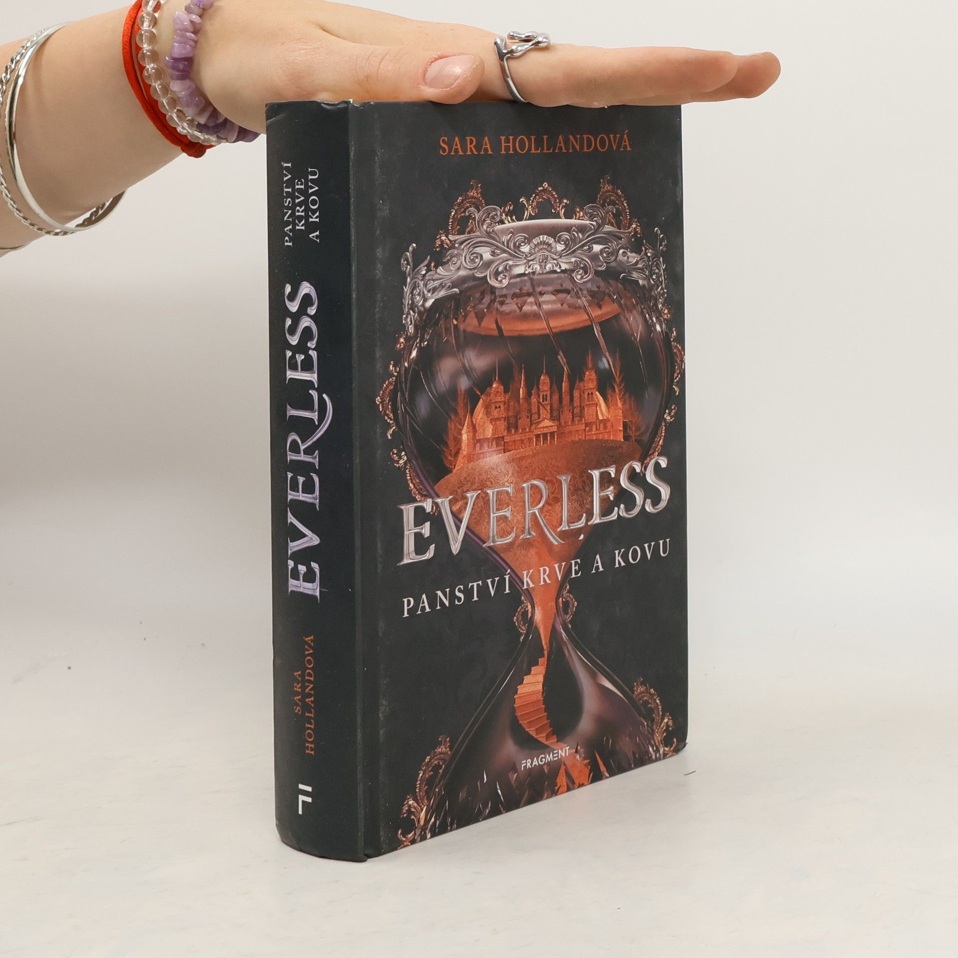 Sara Holland Everless: Panství krve a kovu