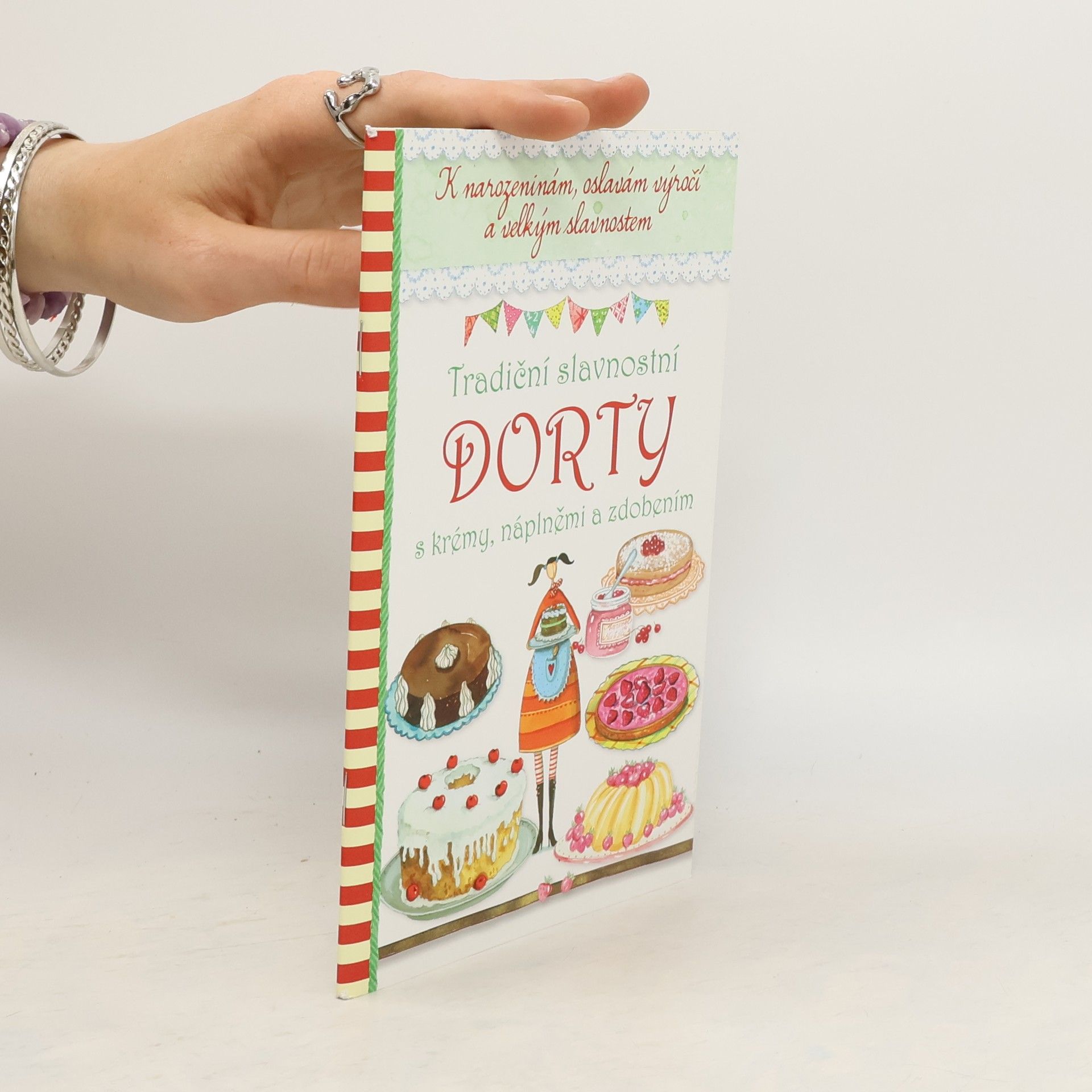 Chiara Scudelotti Tradiční slavnostní dorty s krémy, náplněmi a zdobením