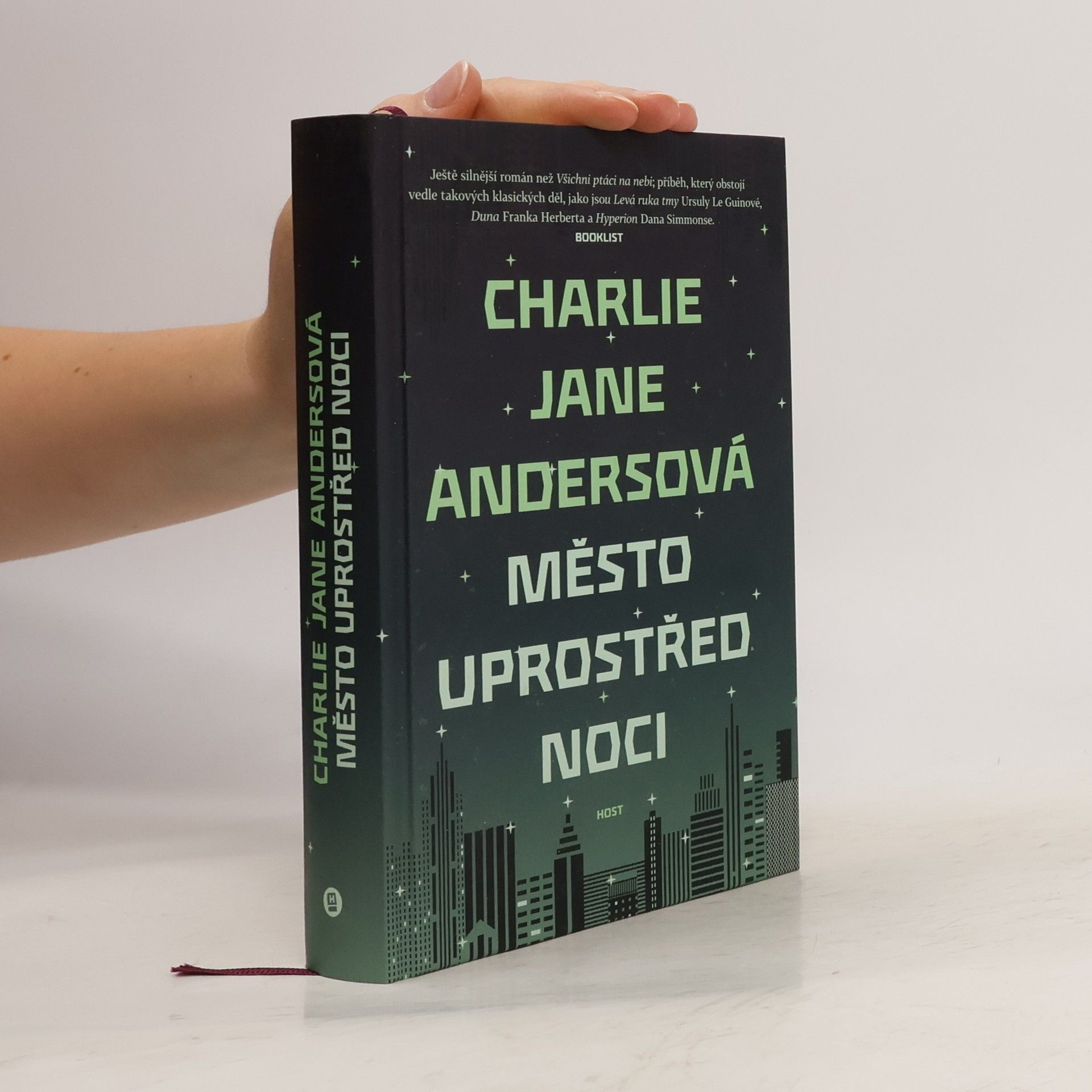 Charlie Anders Město uprostřed noci