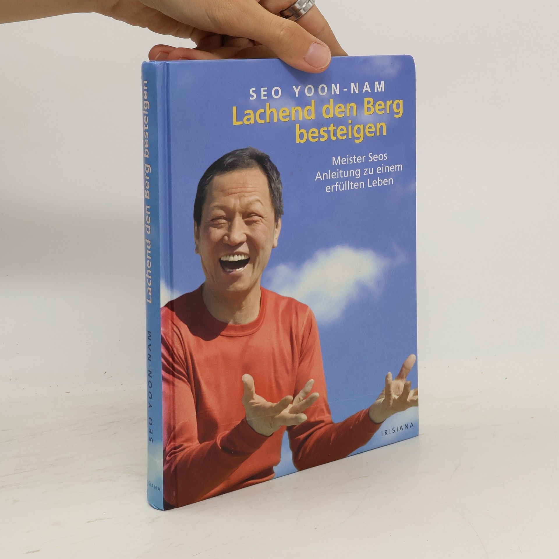 Seo Yoon Nam Lachend den Berg besteigen