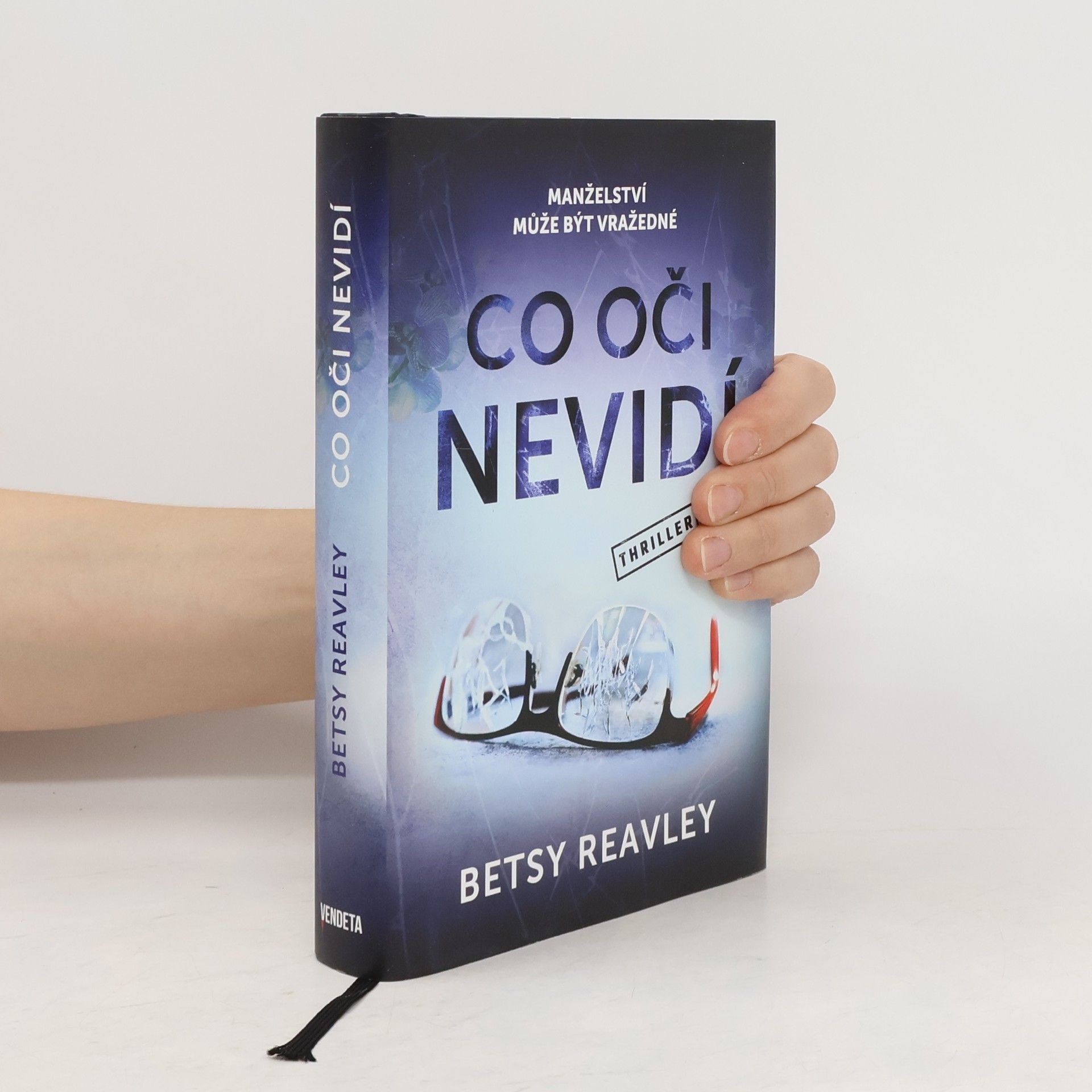 Betsy Reavley Co oči nevidí
