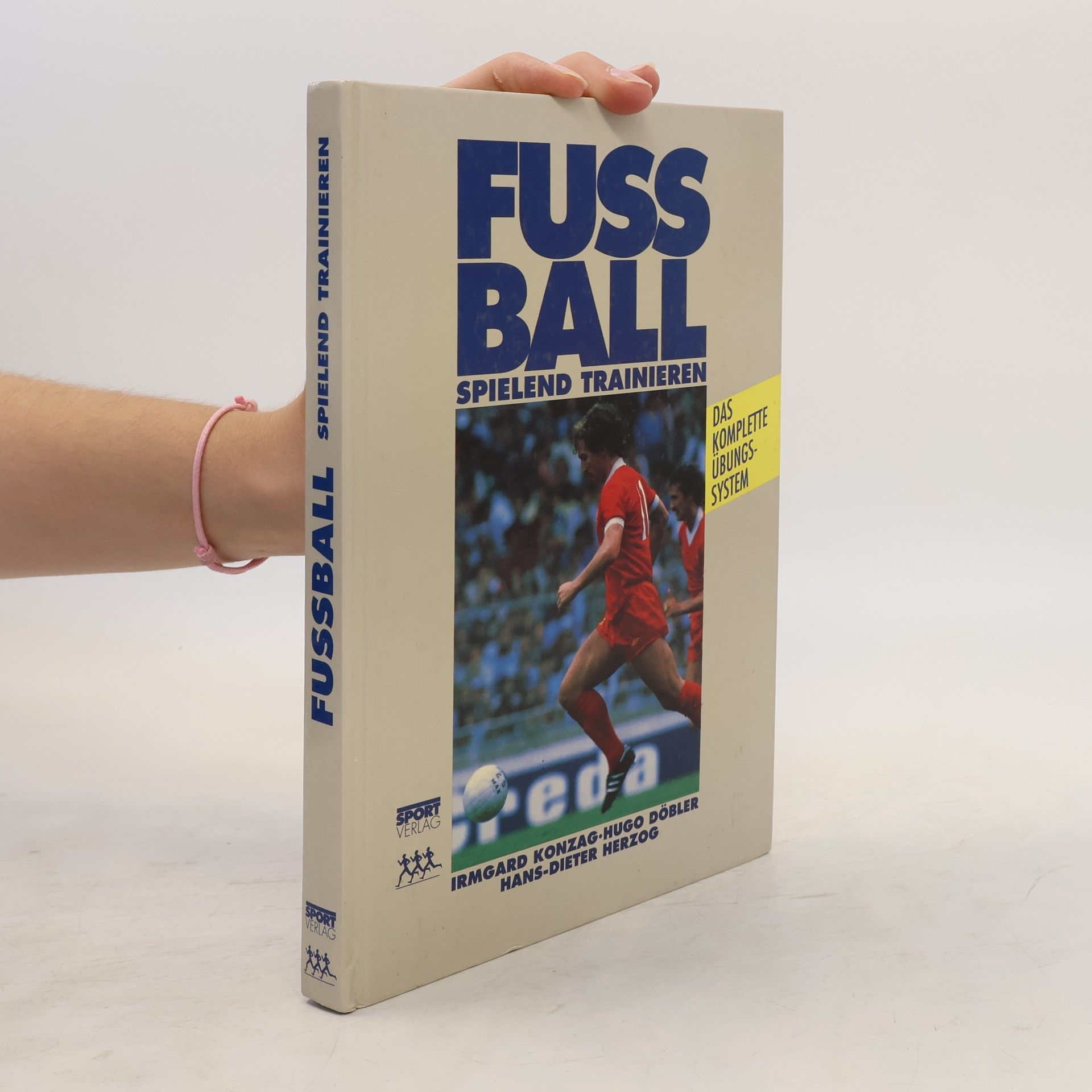 Hugo Döbler Fussball spielend trainieren
