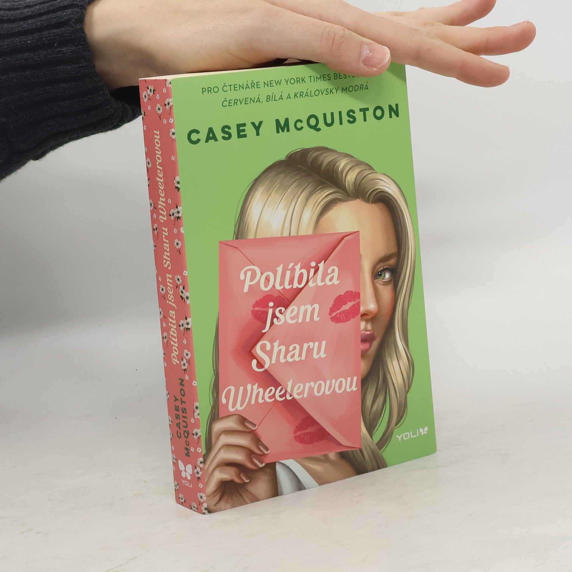 Casey McQuiston Políbila jsem Sharu Wheelerovou