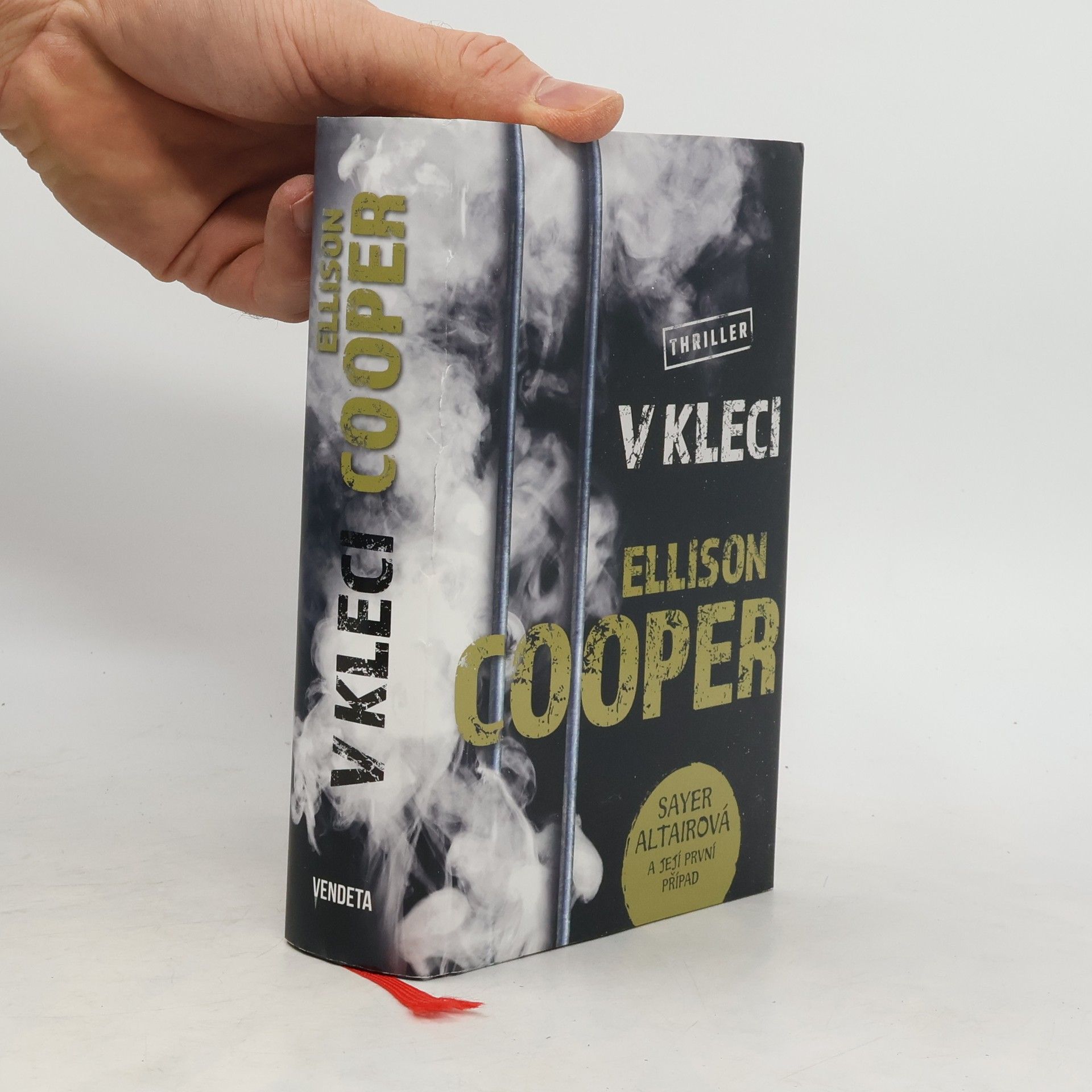 Ellison Cooper V kleci
