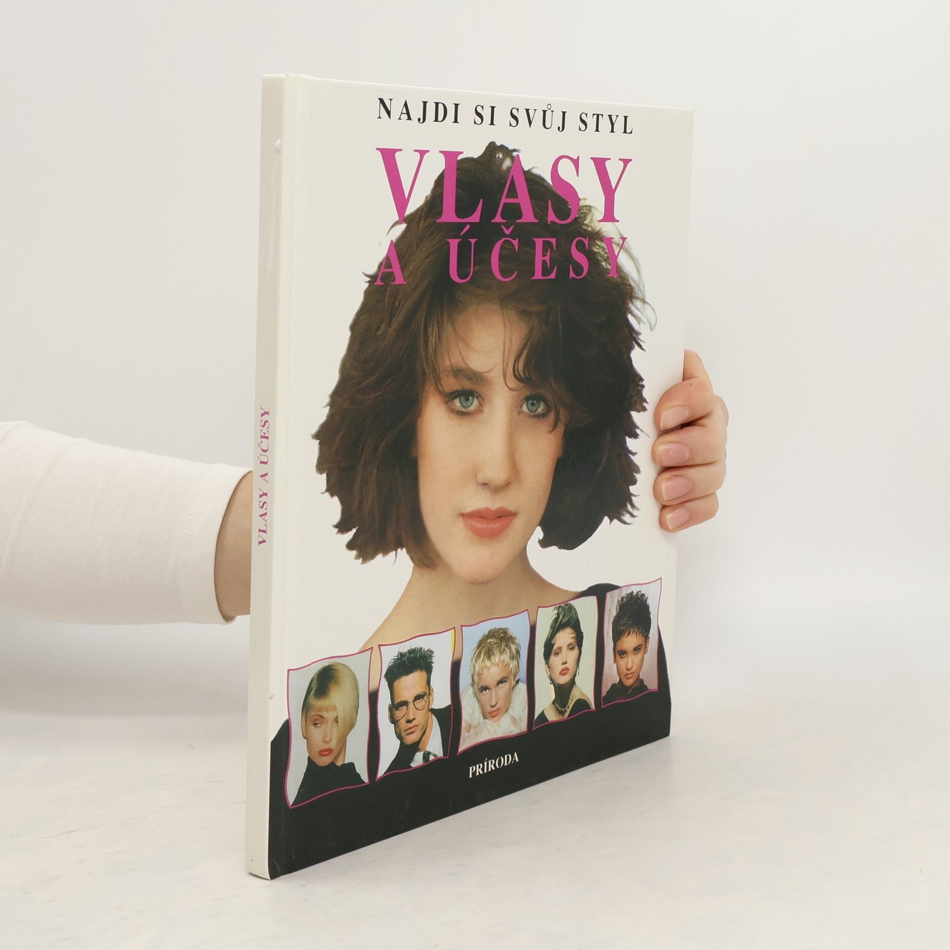 Paula Wood Vlasy a účesy