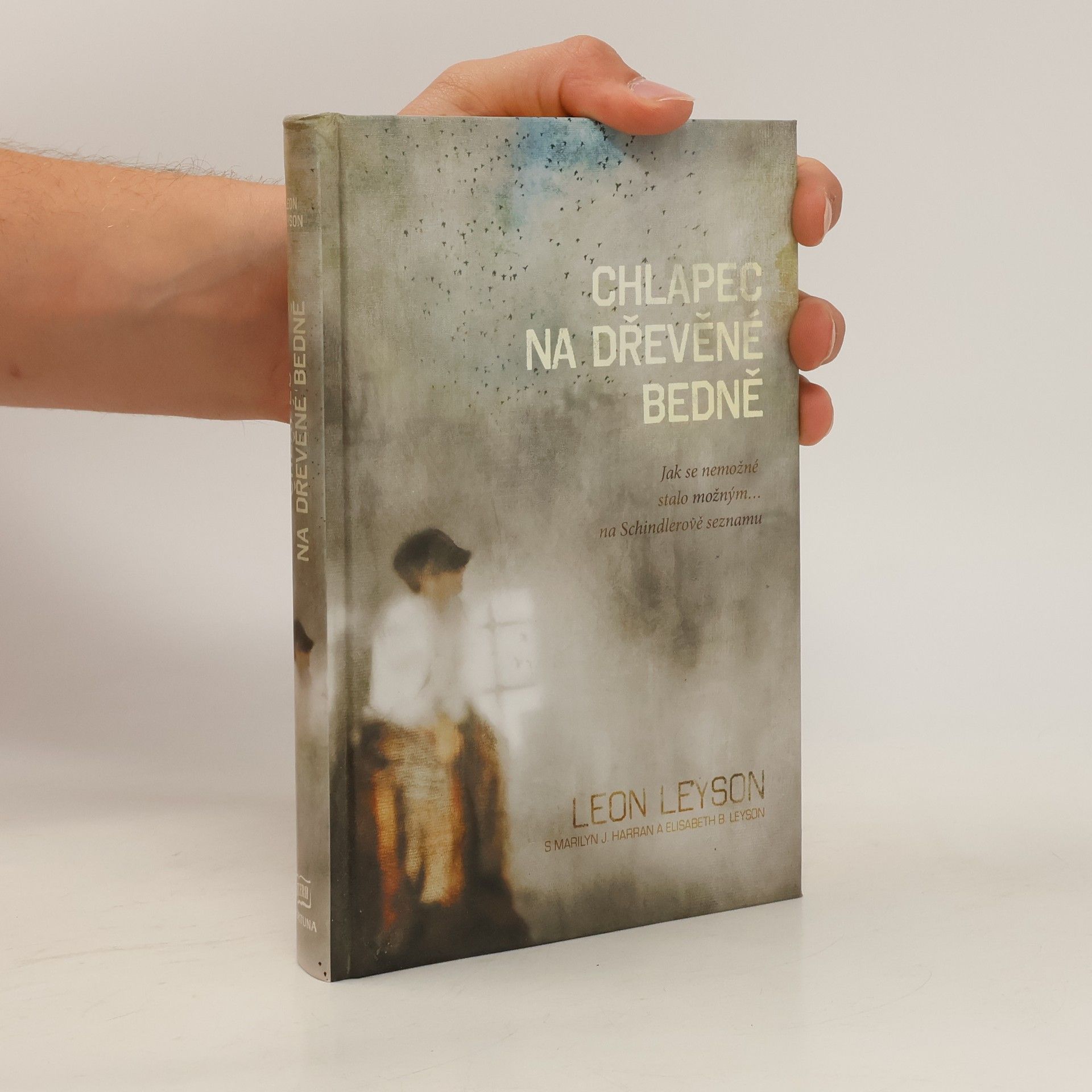 Leon Leyson Chlapec na dřevěné bedně