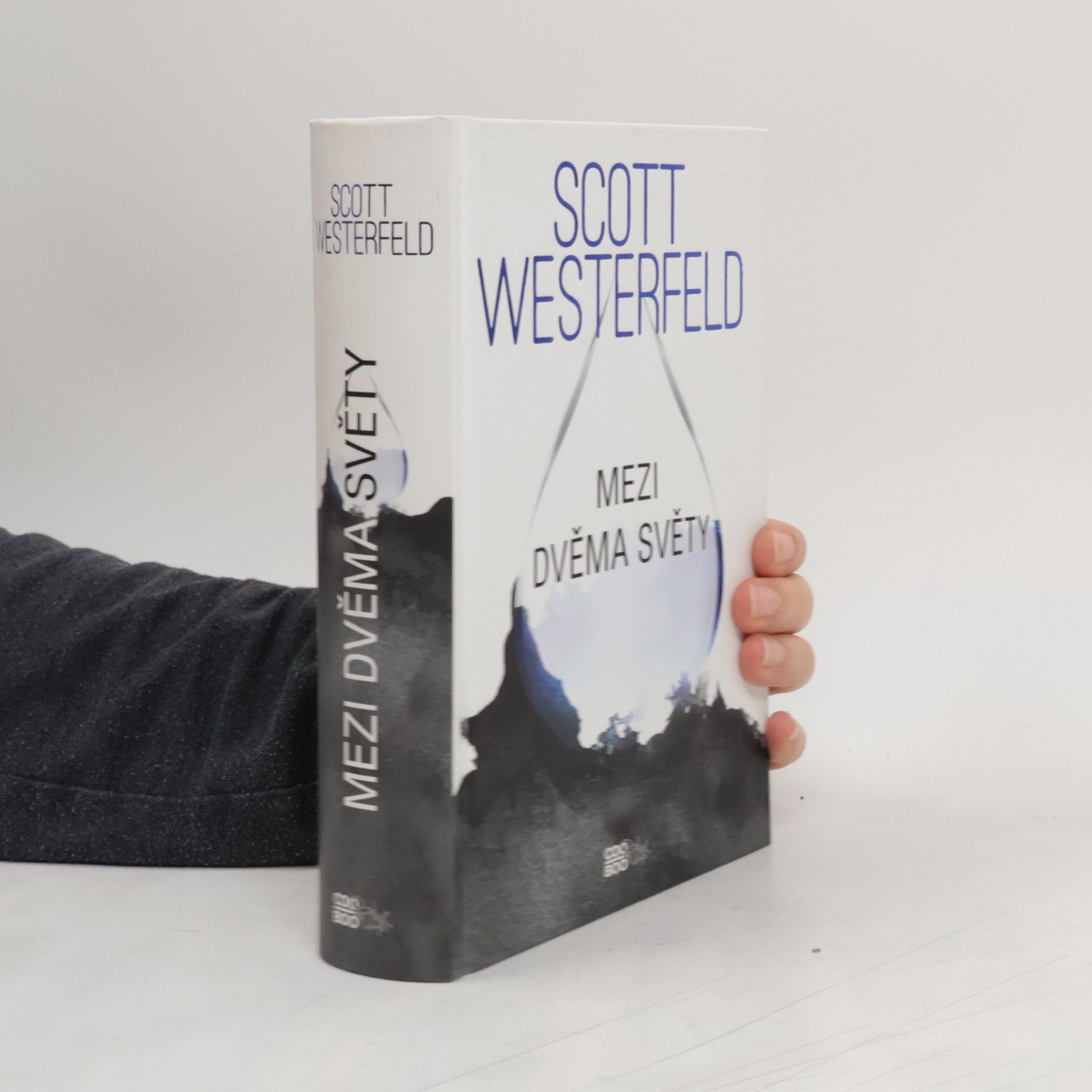 Scott Westerfeld Mezi dvěma světy