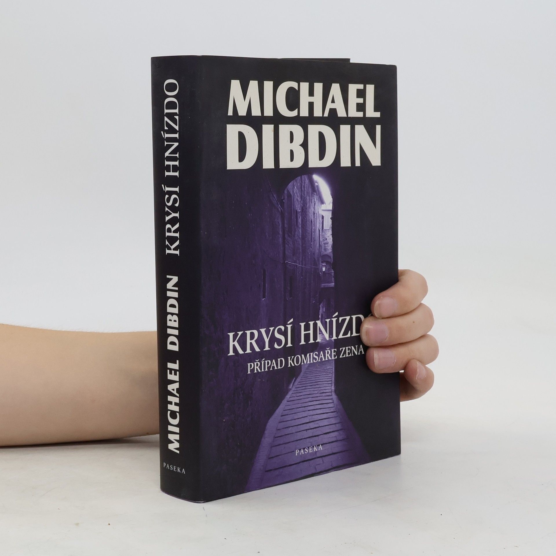Michael Dibdin Krysí hnízdo: Případ komisaře Zena