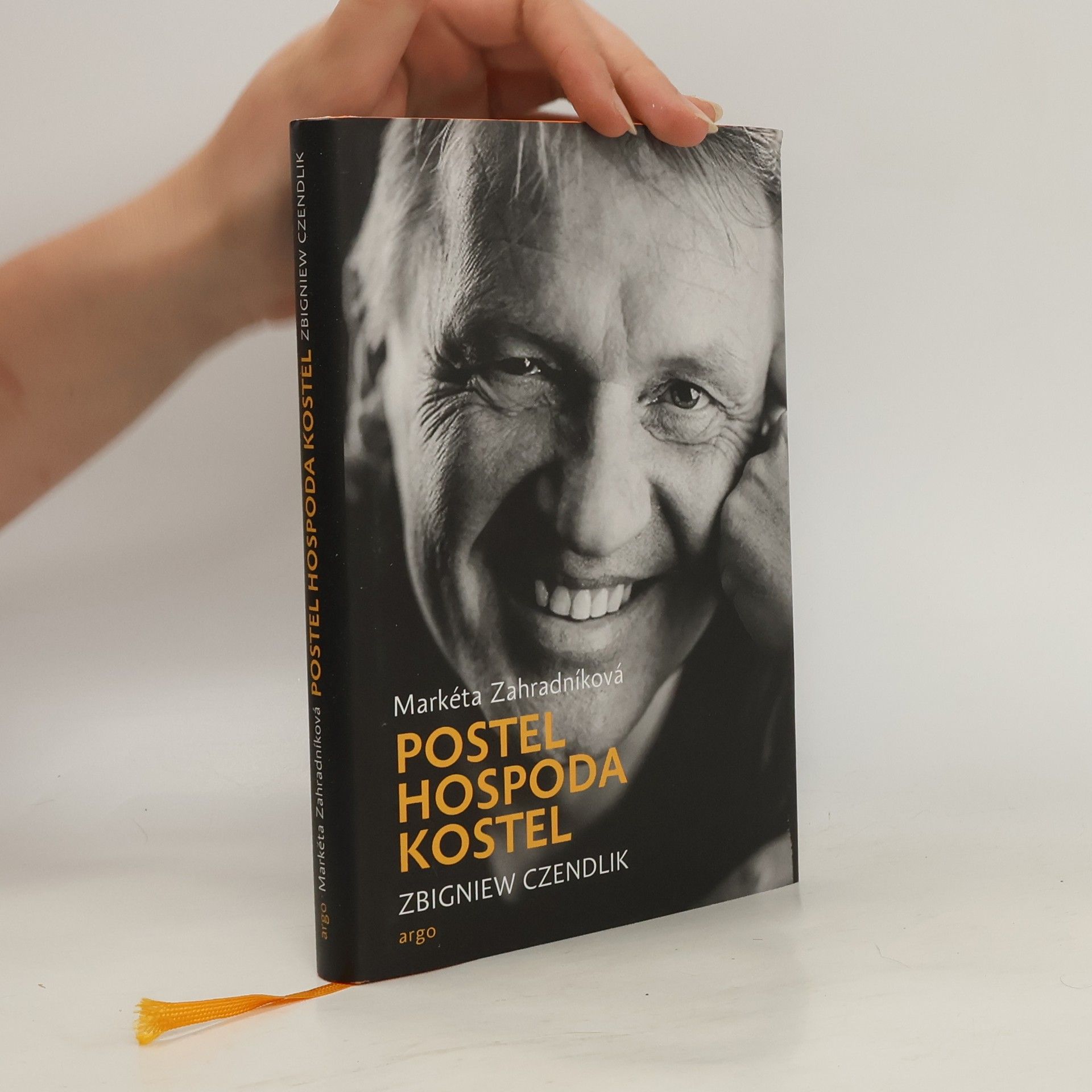 Postel, hospoda, kostel