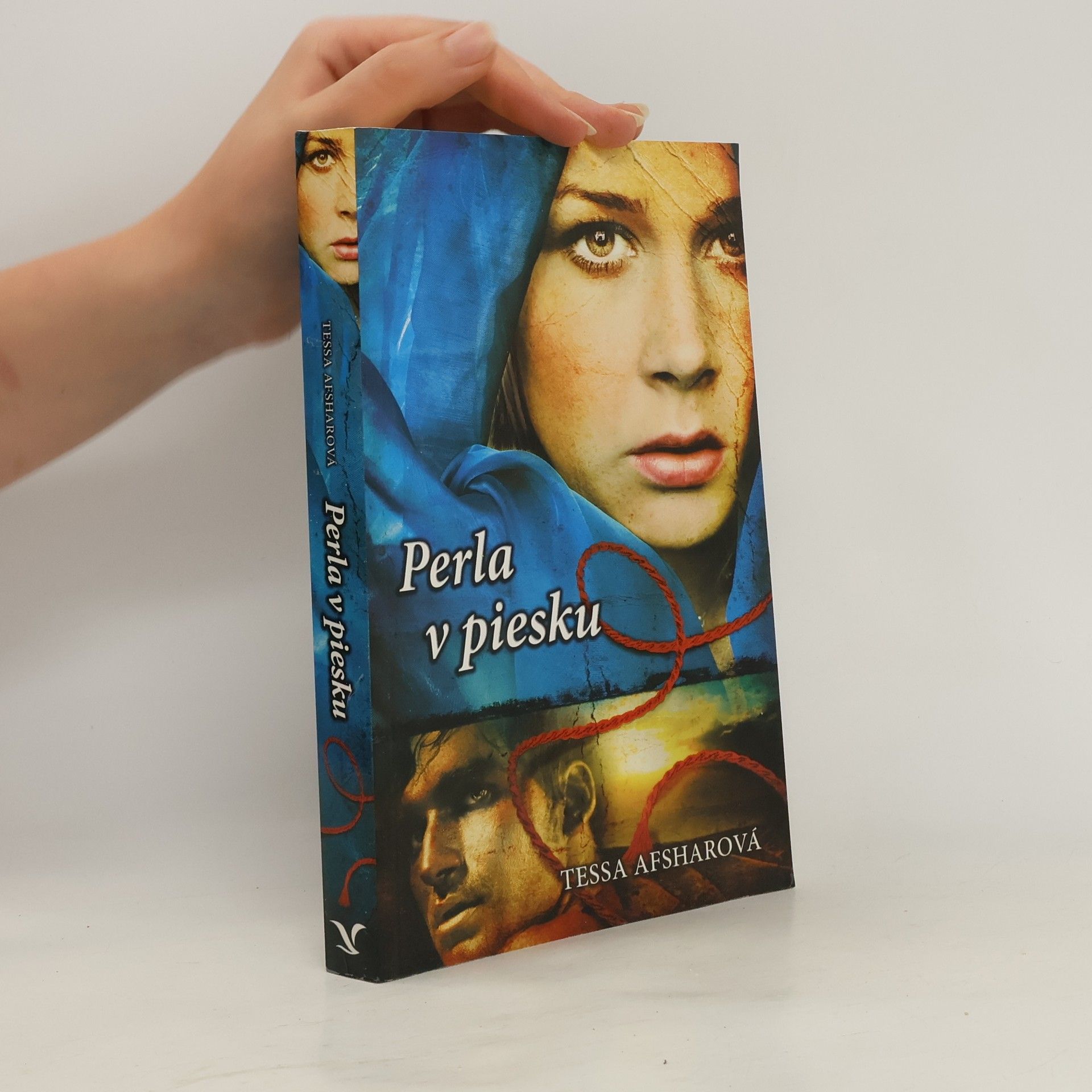 Tessa Afshar Perla v piesku