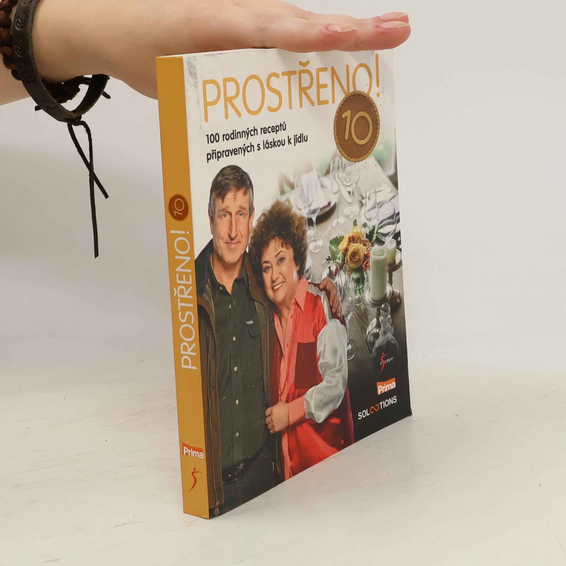 Kolektiv autorů Prostřeno! 10 : 100 rodinných receptů připravených s láskou k jídlu