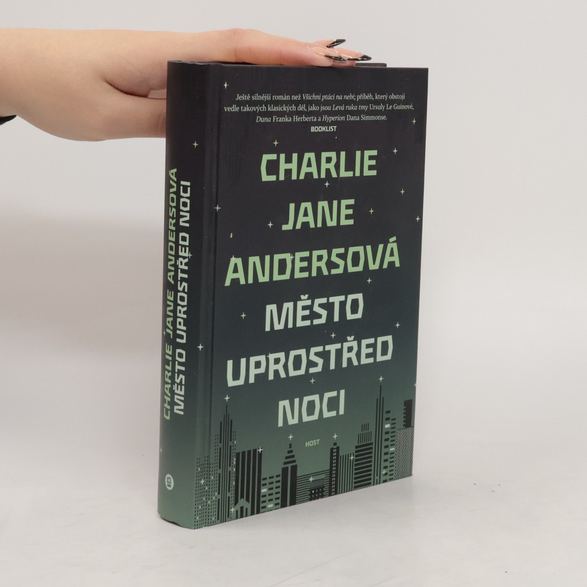 Charlie Anders Město uprostřed noci