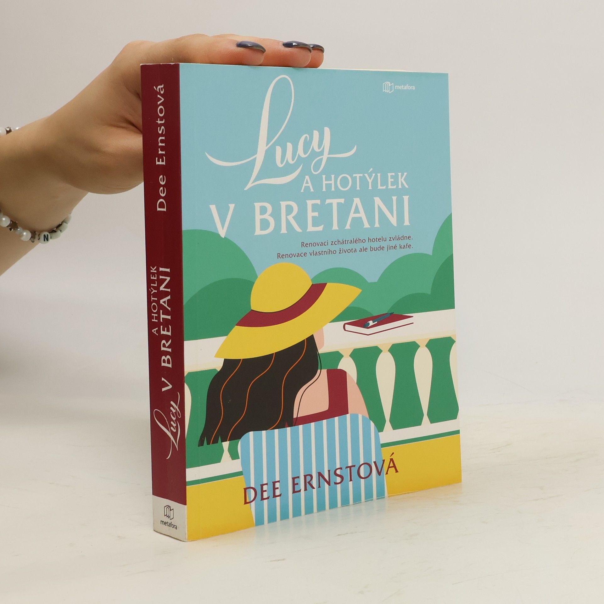 Dee Ernst Lucy a hotýlek v Bretani
