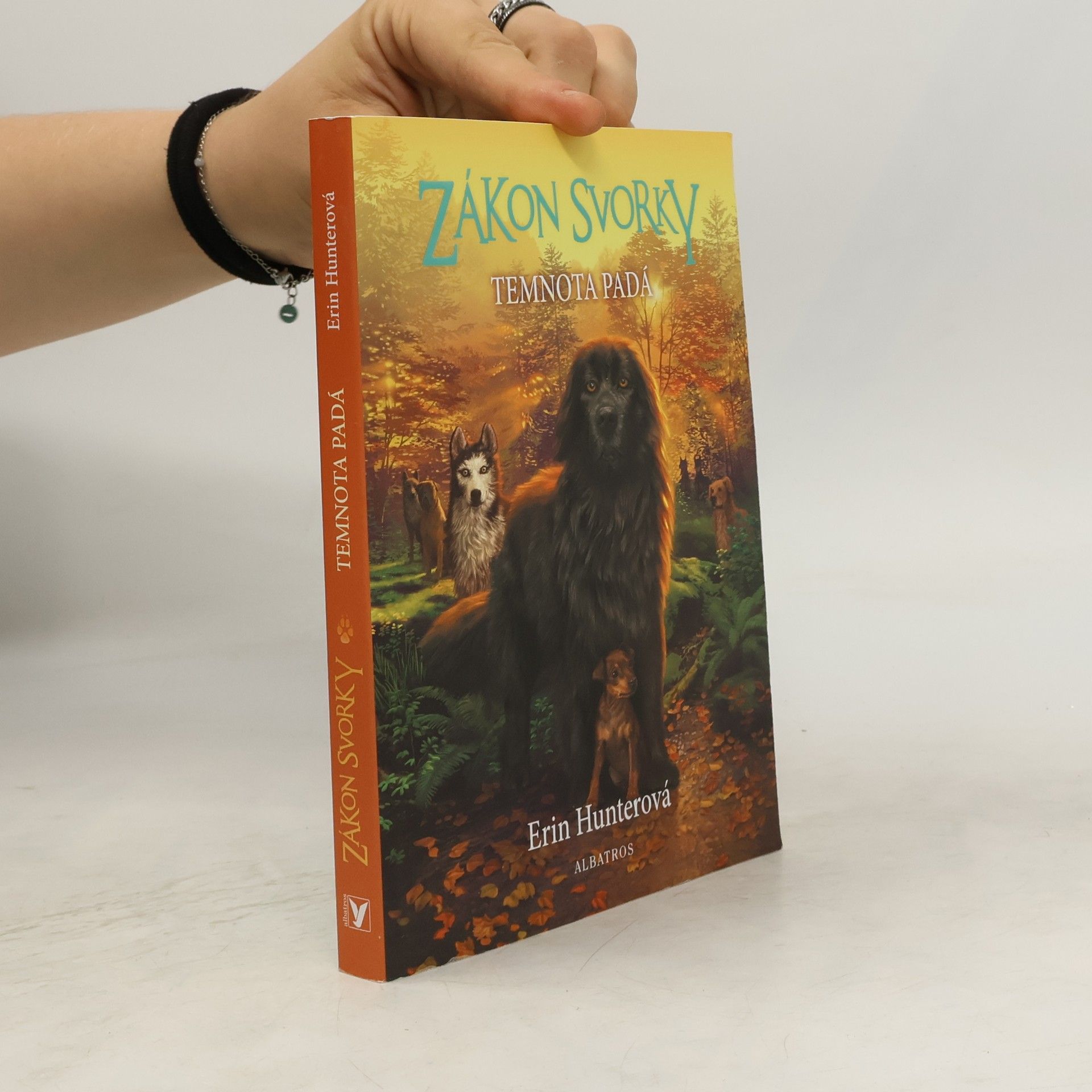 Erin Hunter Zákon svorky 3: Temnota padá