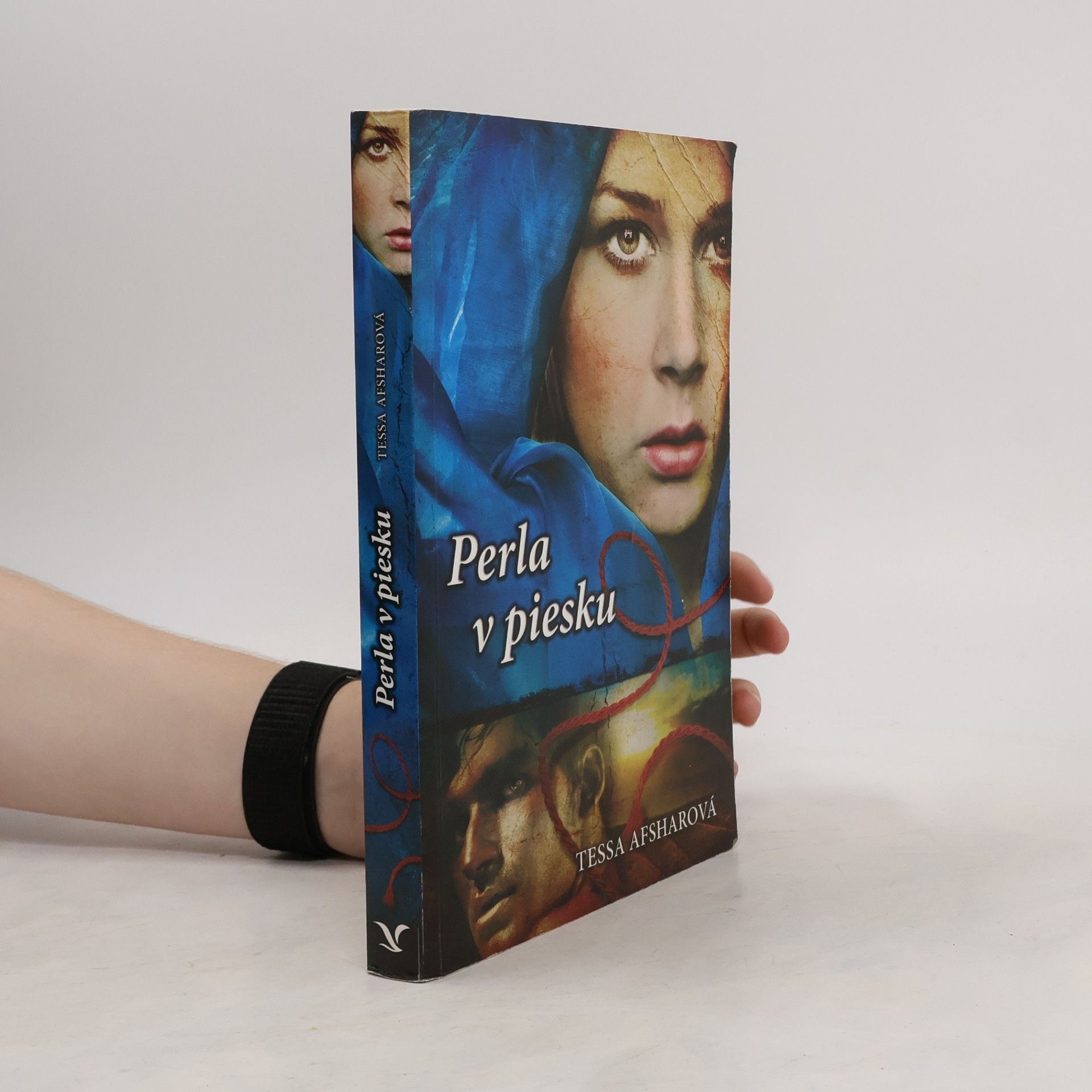 Tessa Afshar Perla v piesku