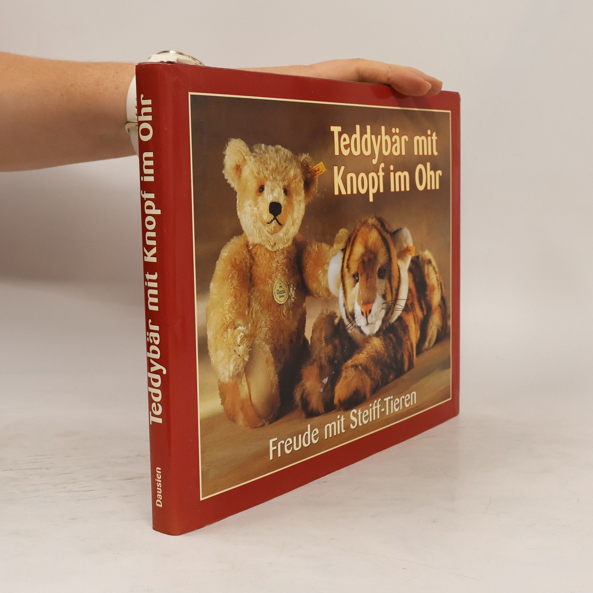 Walter Pfeiffer Teddybär mit Knopf im Ohr
