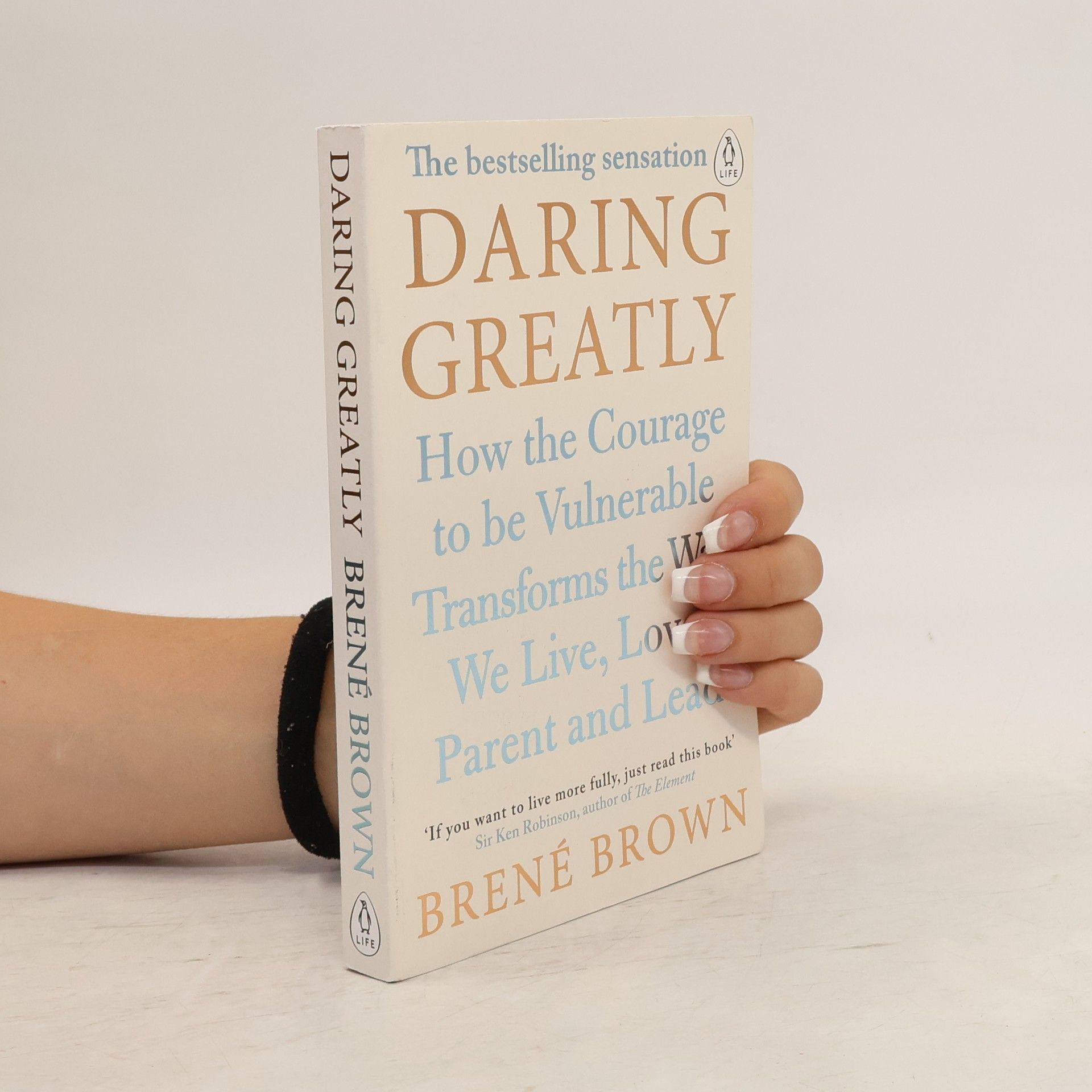 Brené Brown Daring greatly : how the courage to be vulnerable transforms the way we live, love, parent and lead