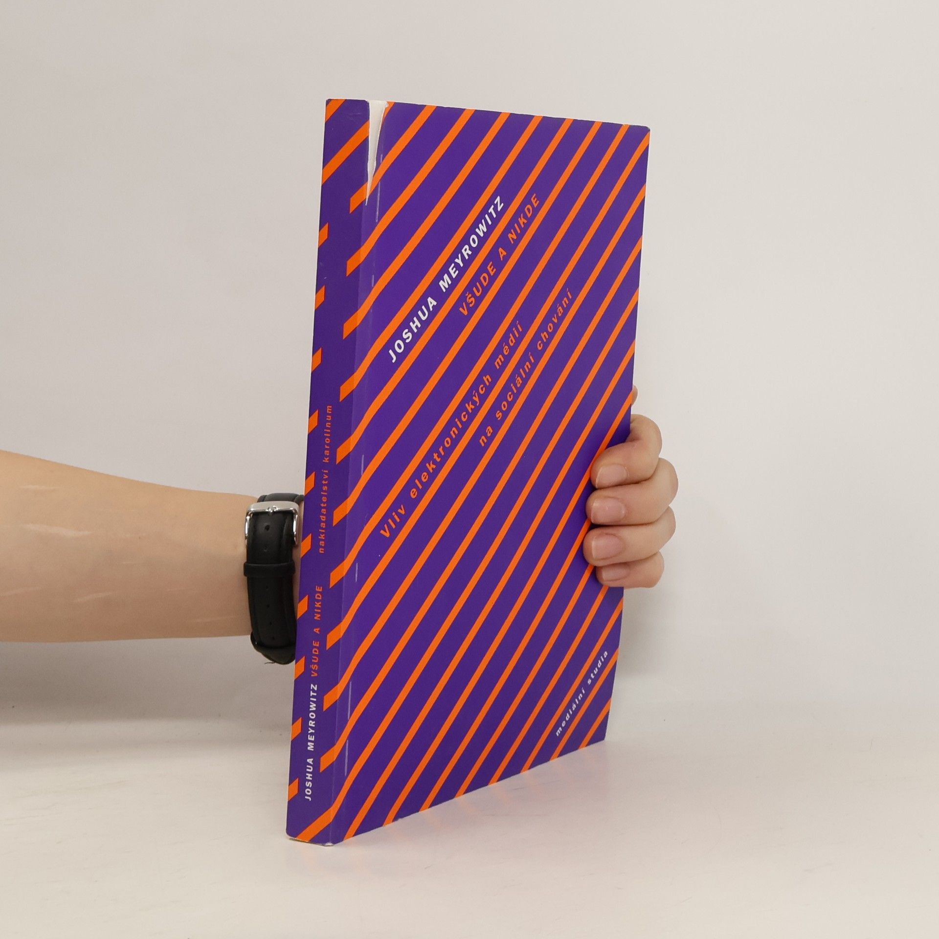 Joshua Meyrowitz Všude a nikde: Vliv elektronických médií na sociální chování