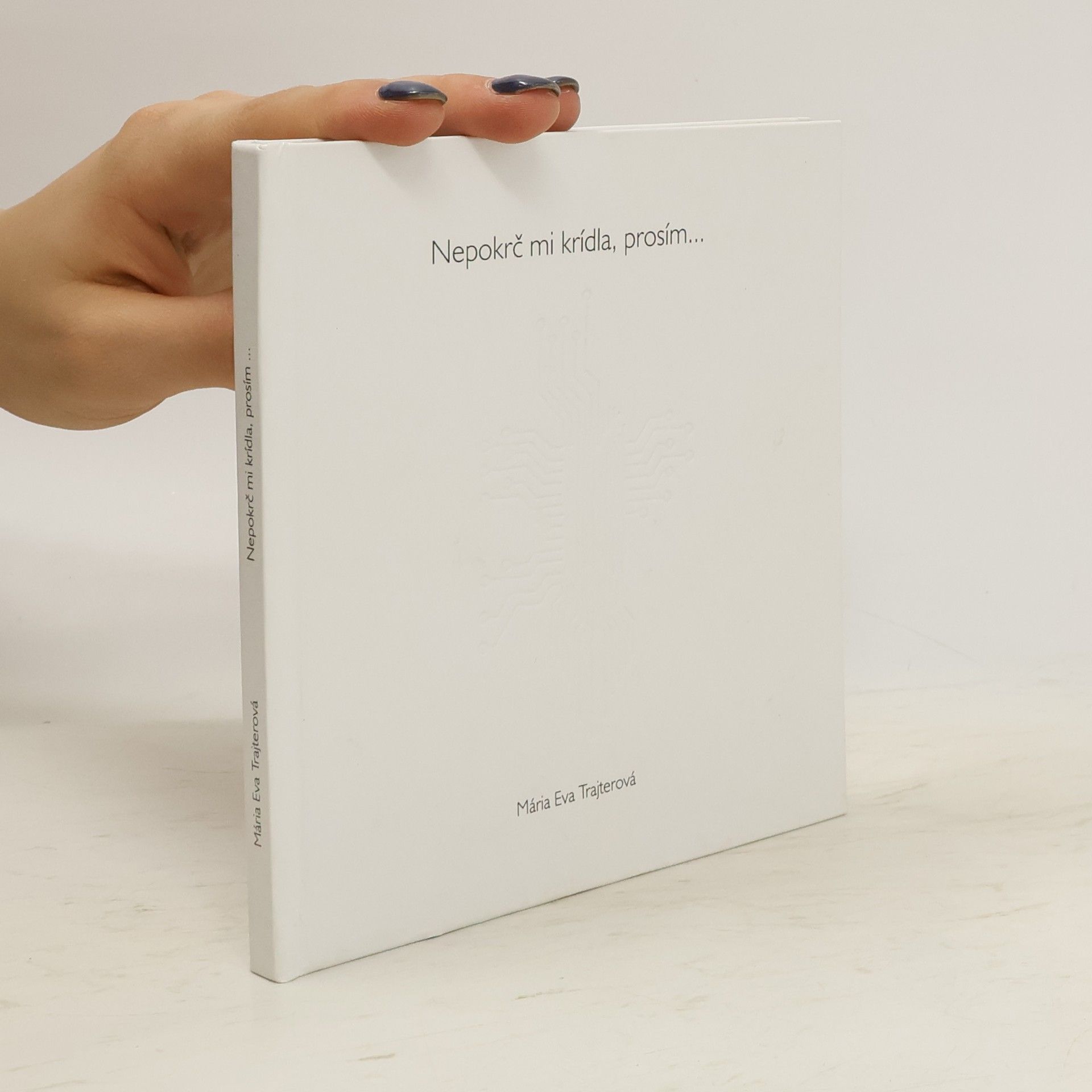 Mária Eva Traiterová Nepokrč mi krídla prosím...