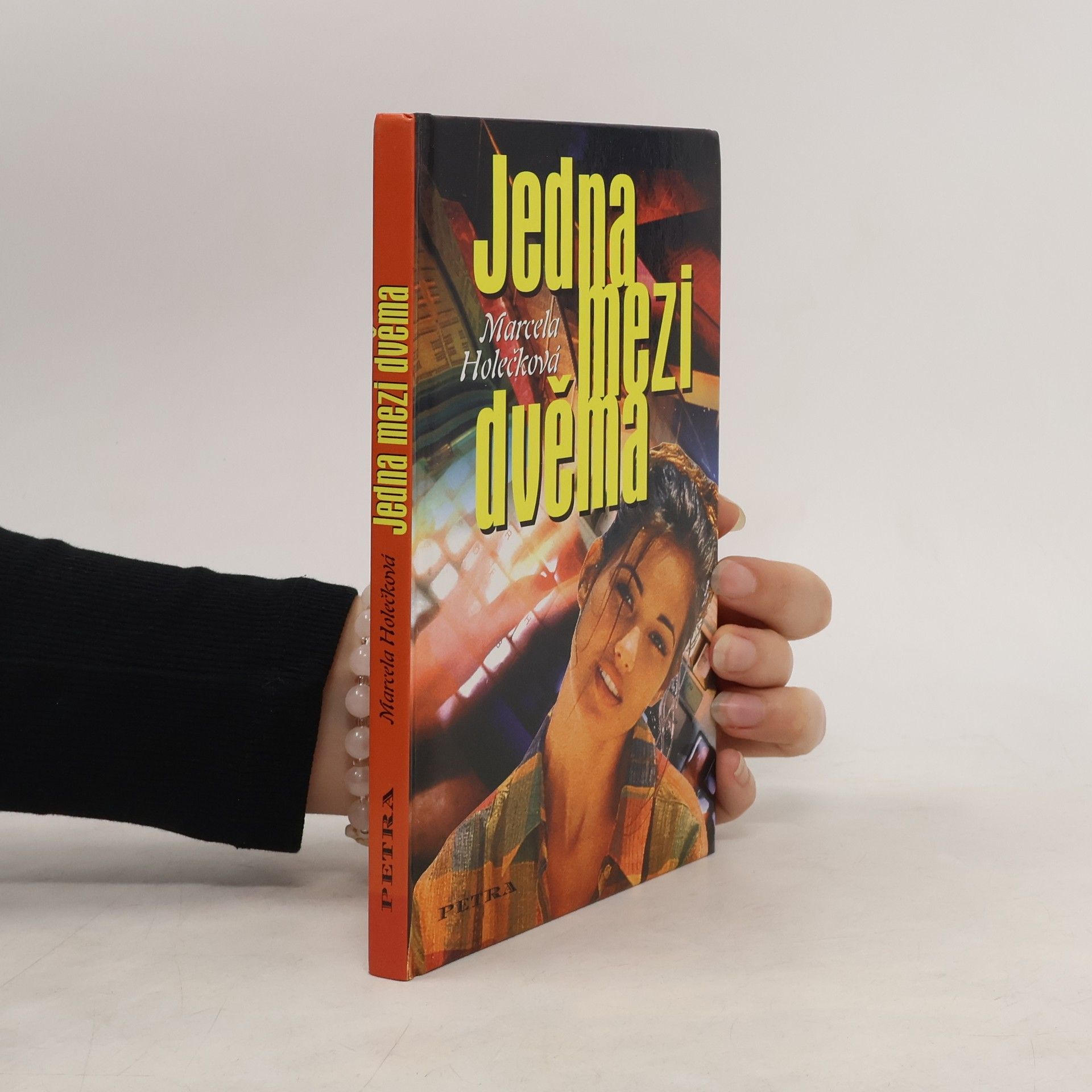 Marcela Holečková Jedna mezi dvěma