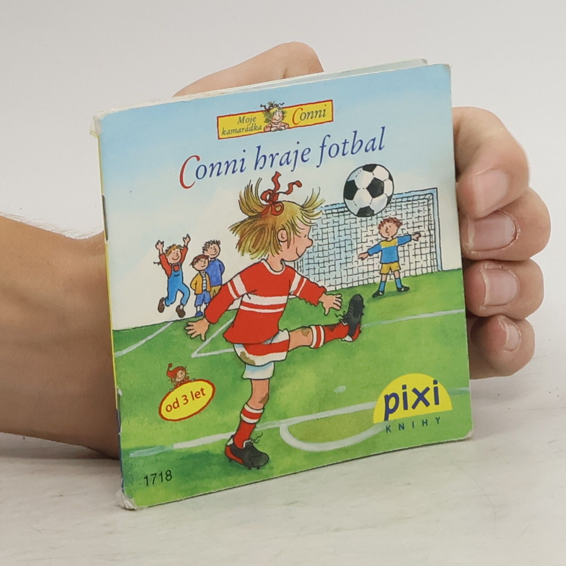 Lianne Schneider Conni hraje fotbal