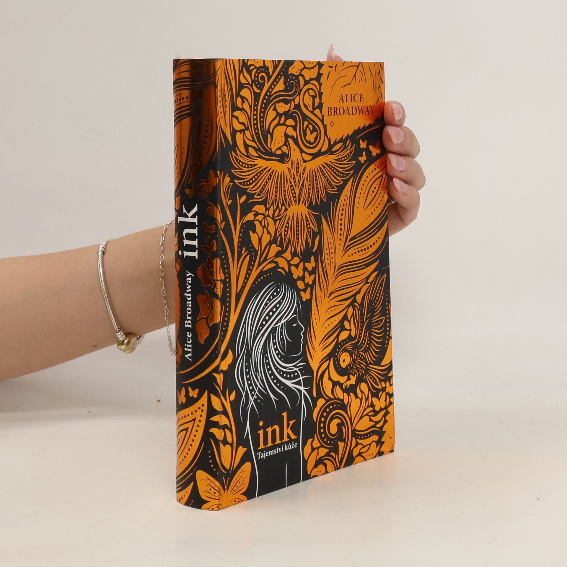 Alice Broadway Ink. Tajemství kůže