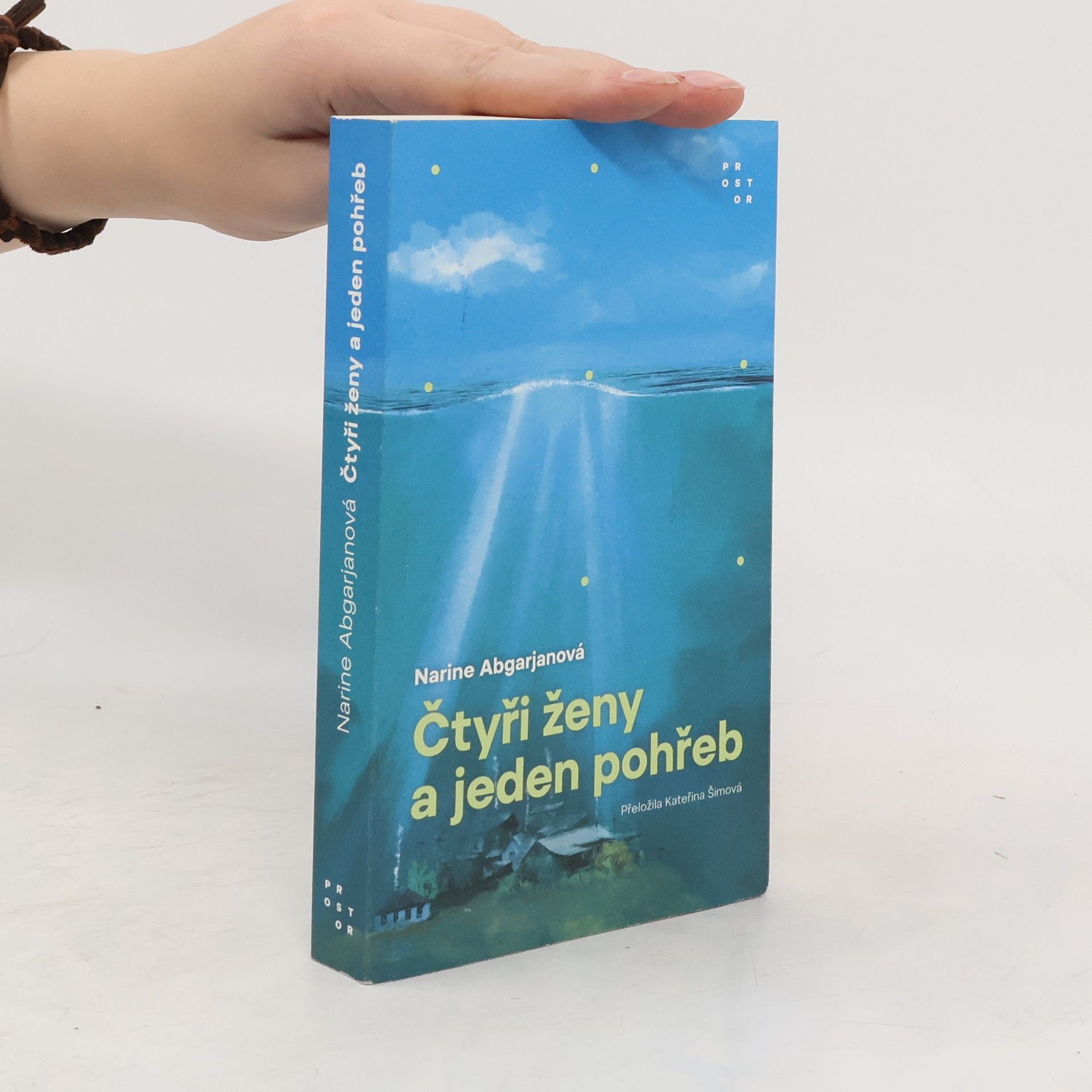 Narine Abgaryan Čtyři ženy a jeden pohřeb