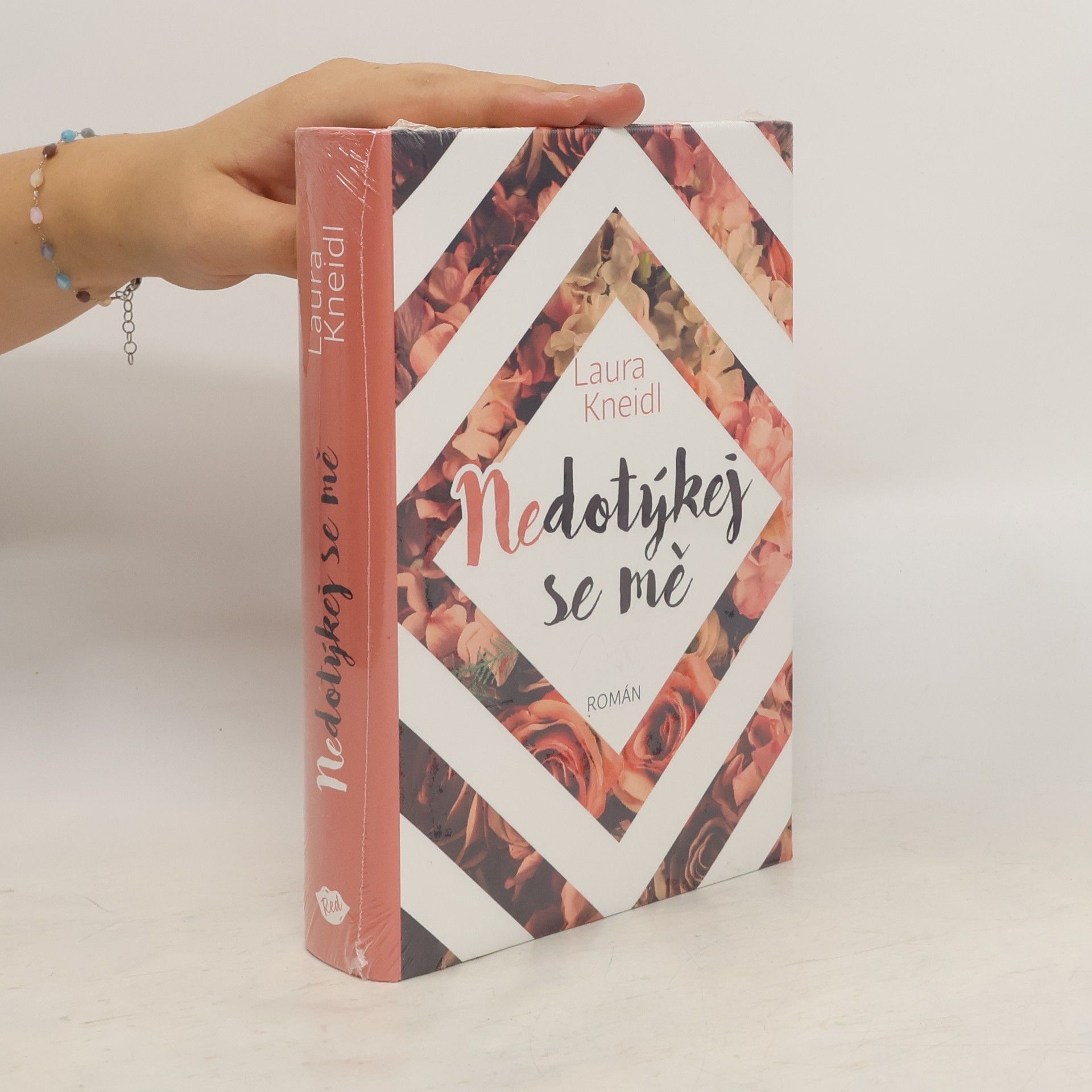 Laura Kneidl Nedotýkej se mě