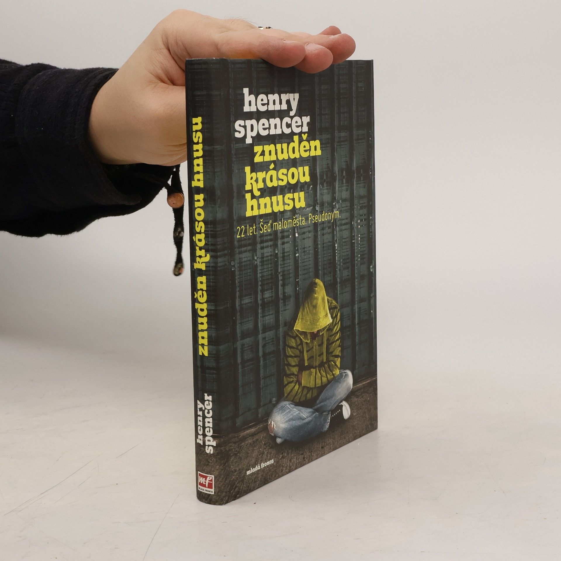 Henry Spencer Znuděn krásou hnusu. 22 let. Šeď maloměsta. Pseudonym