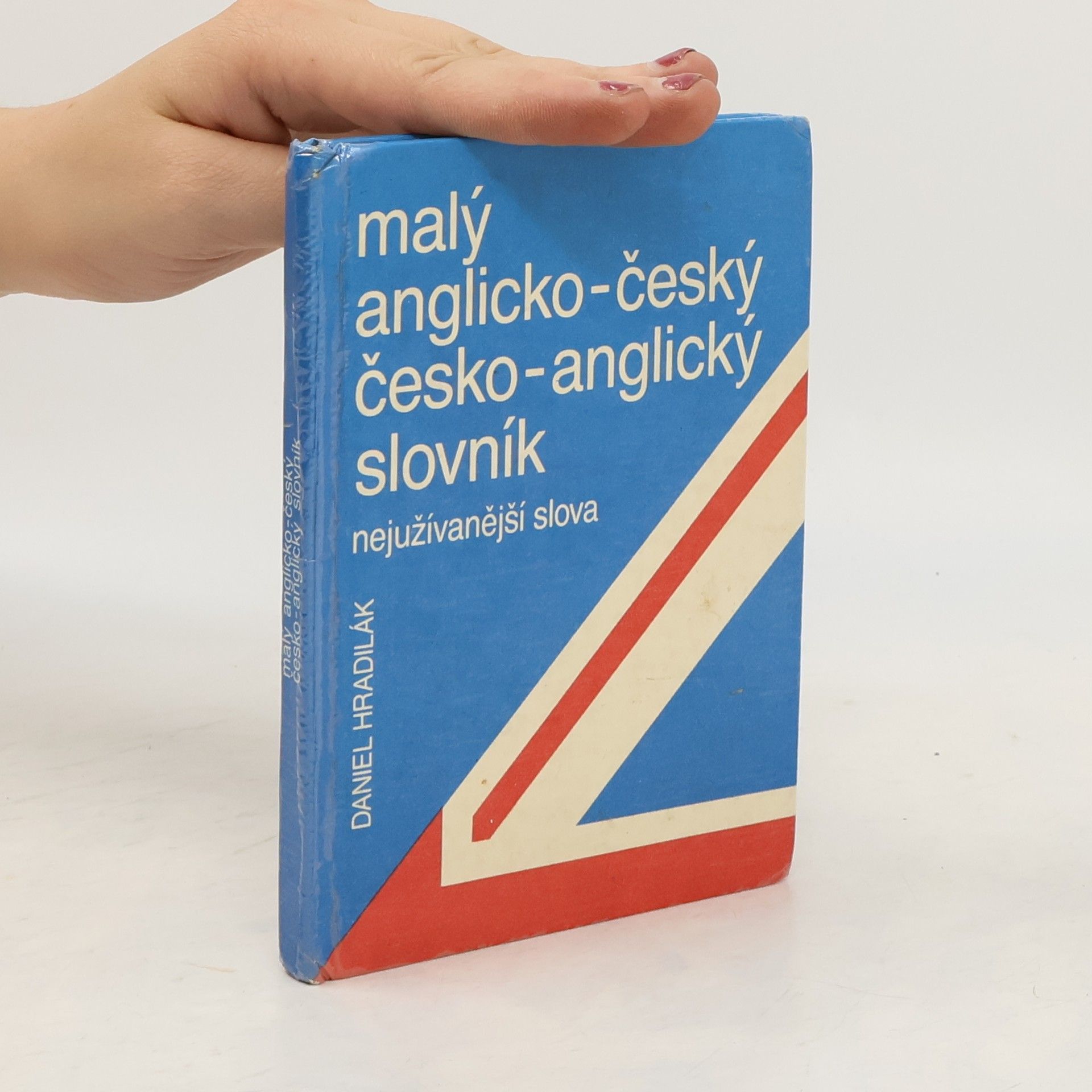 Daniel Hradilák Malý anglicko-český, česko-anglický slovník: Nejužívanější slova