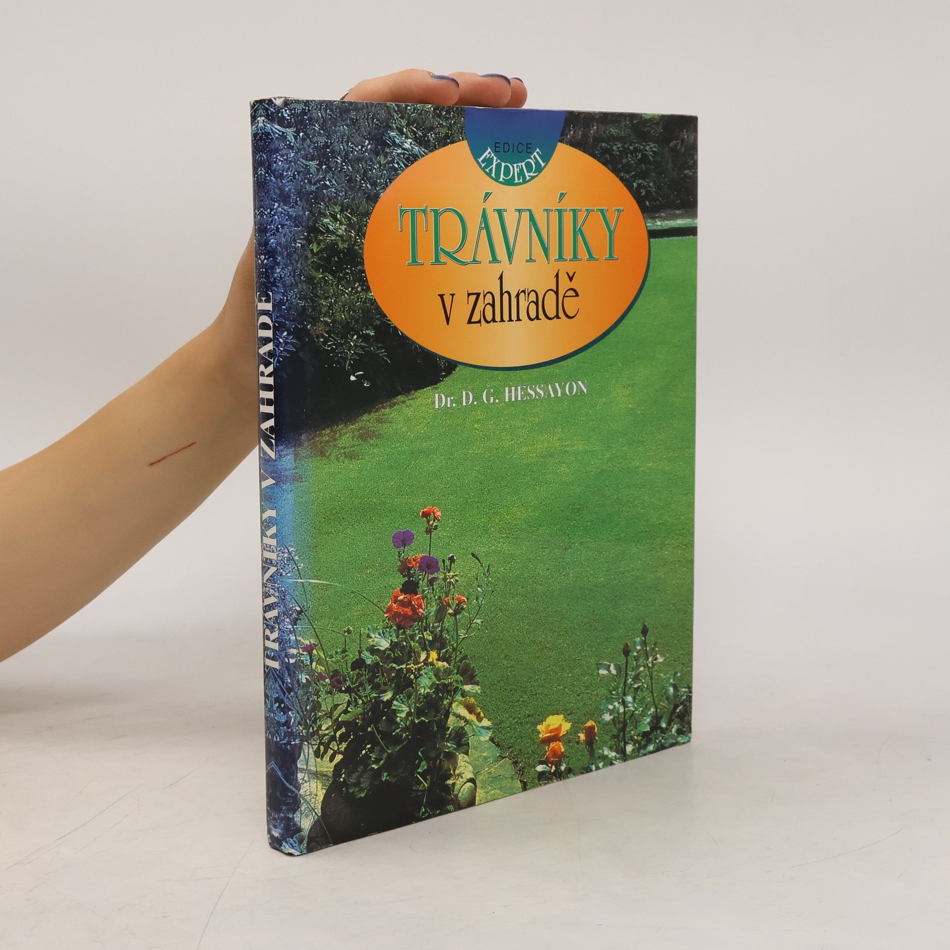D. G. Hessayon Trávníky v zahradě