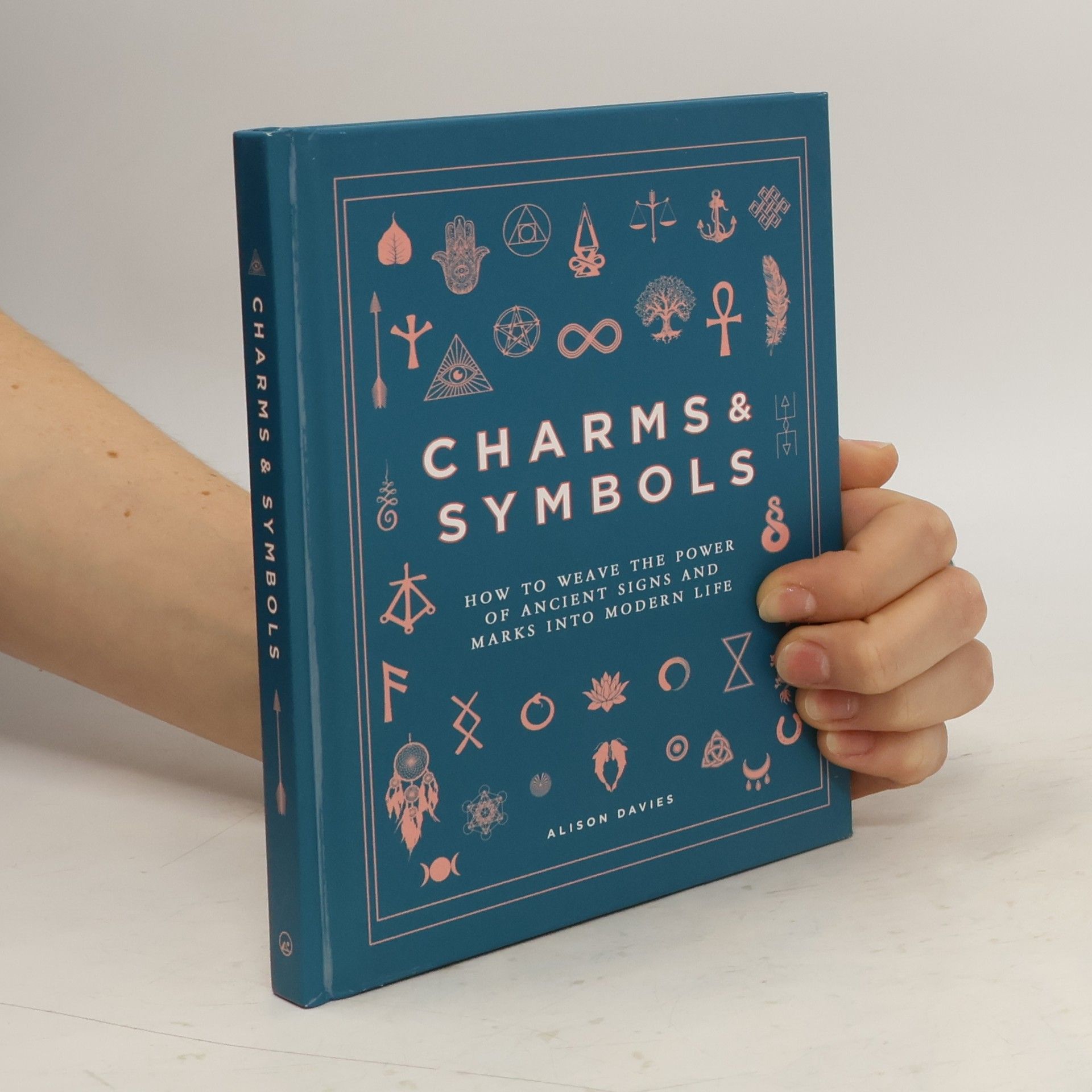 Alison Davies Charms & Symbols : How to Weave the Power of Ancient Signs and Marks into Modern Life