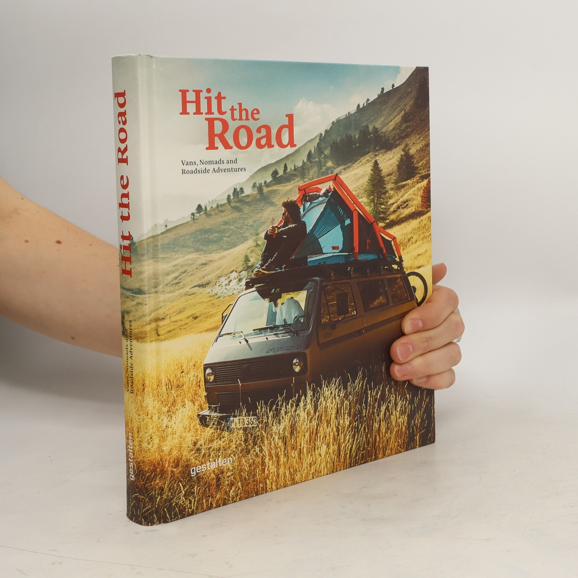 Robert Klanten Hit the Road. Vans, Nomads and Roadside Adventures.