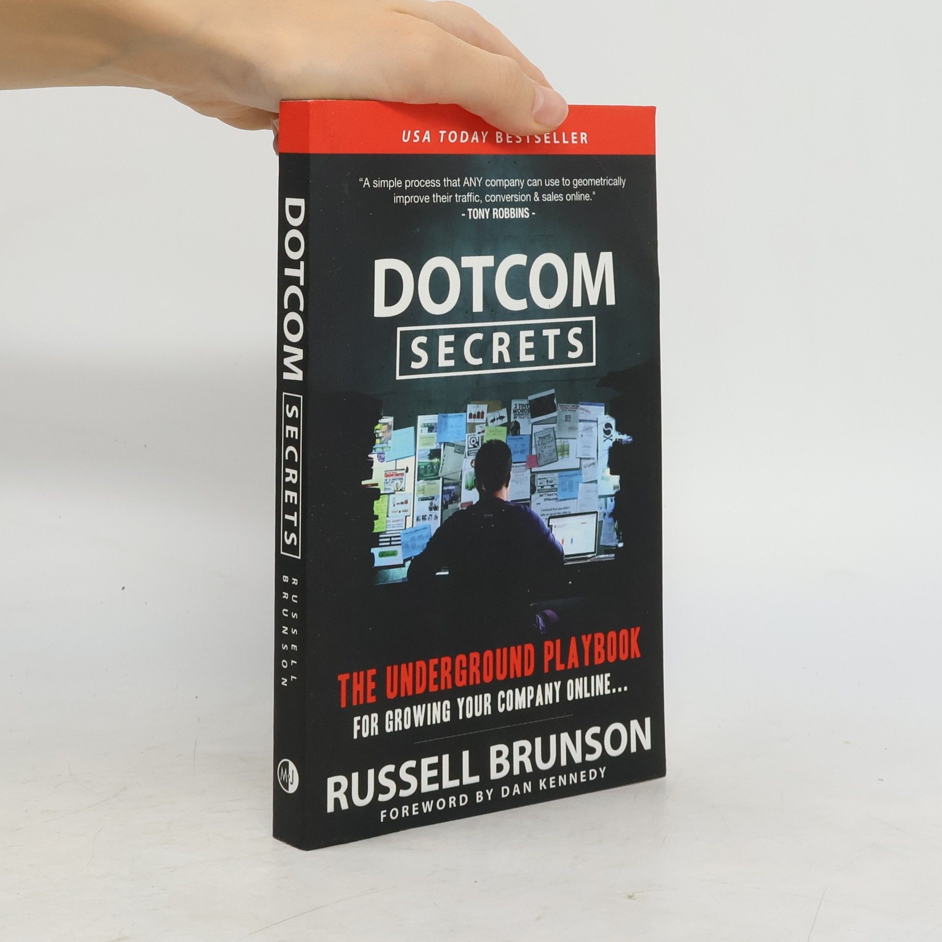 Russell Brunson Dotcom secrets. The underground playbook for growing your company online