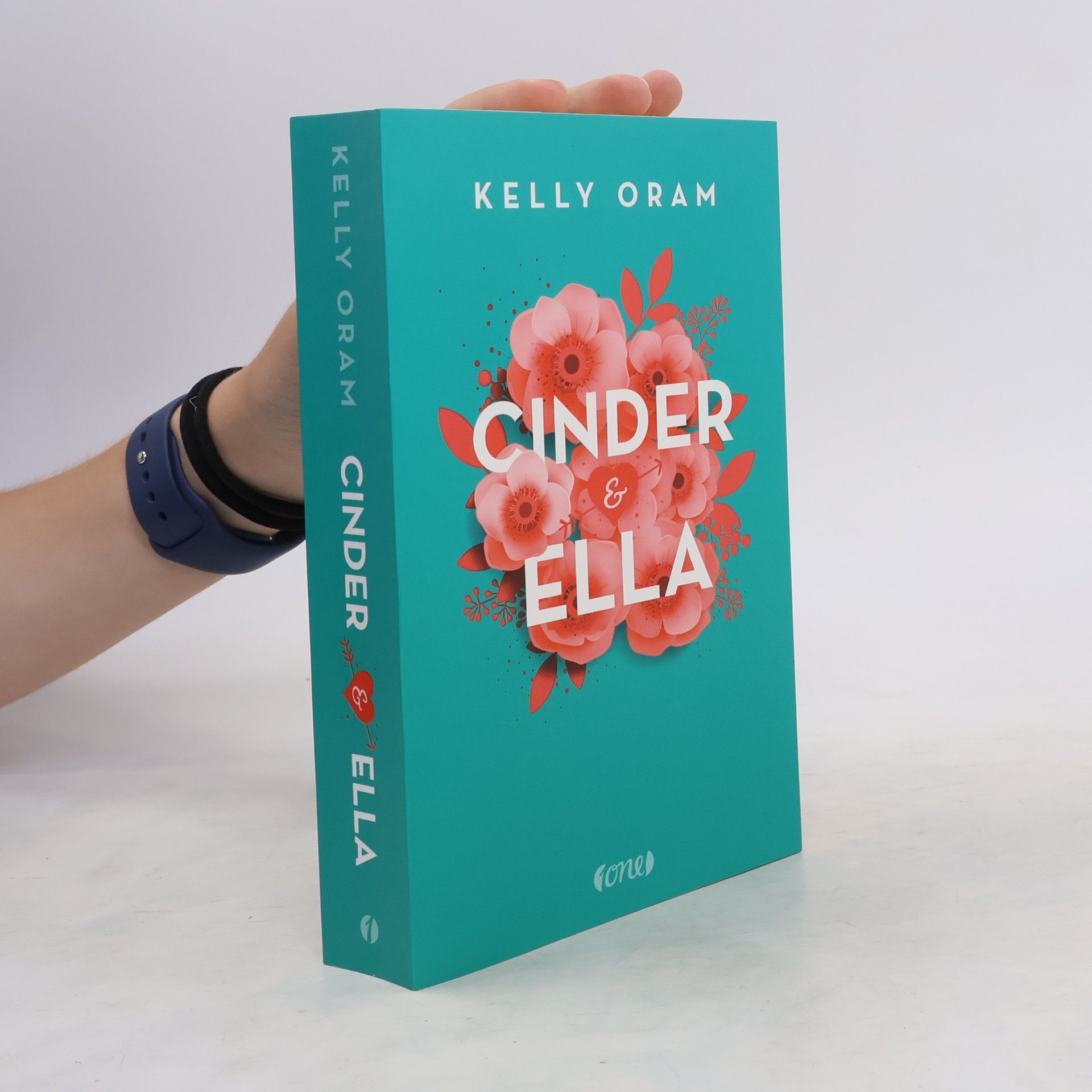 Kelly Oram Cinder & Ella 1