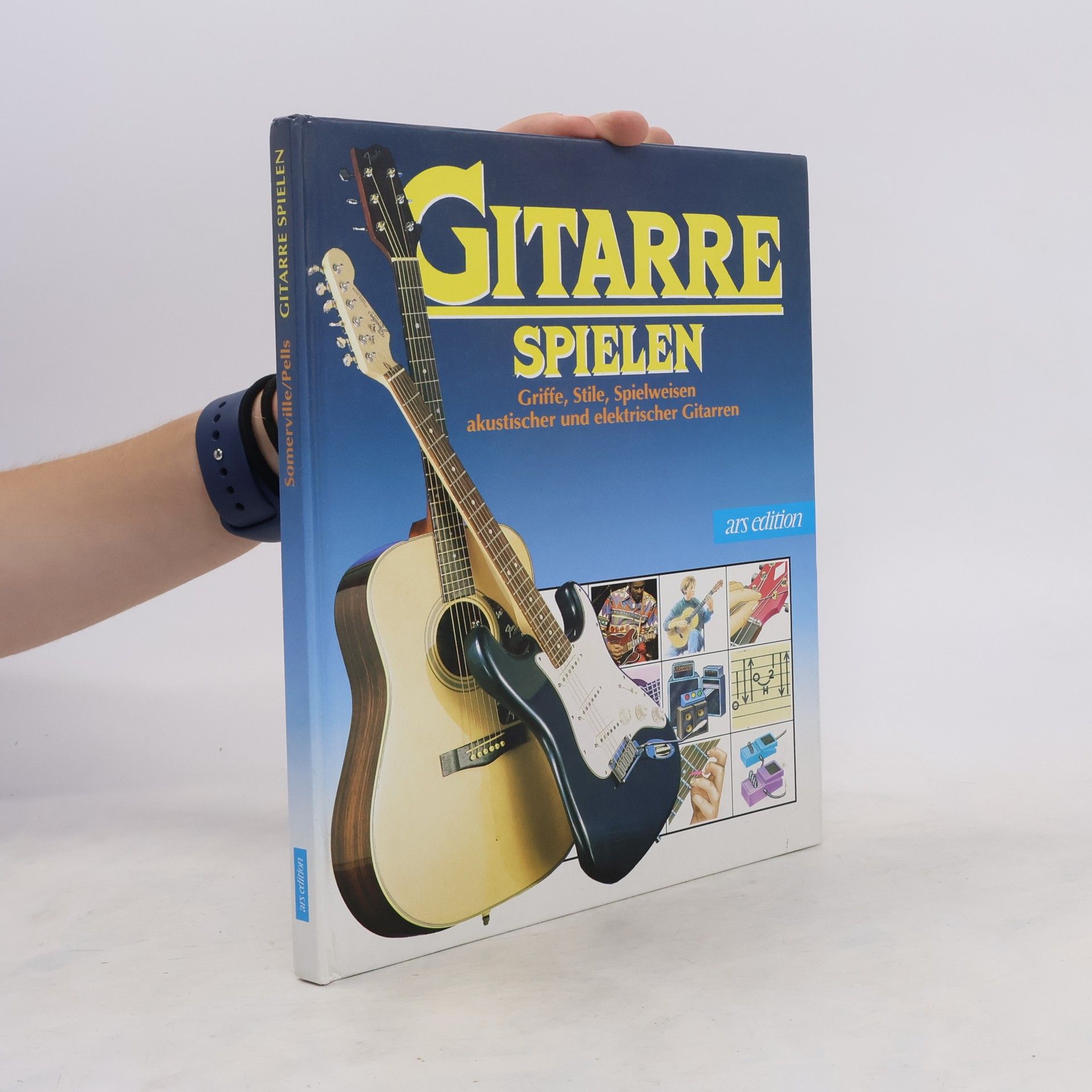 Louisa Summerville Gitarre spielen