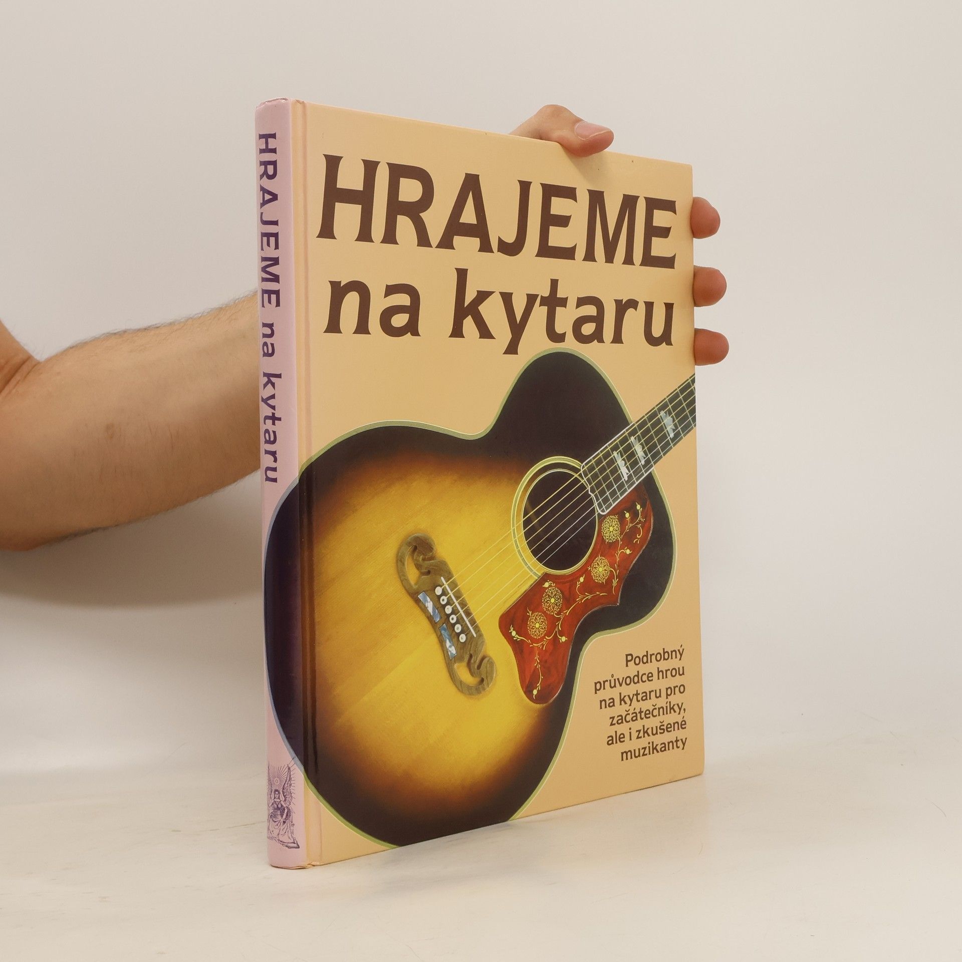 Pavel Dan Hrajeme na kytaru