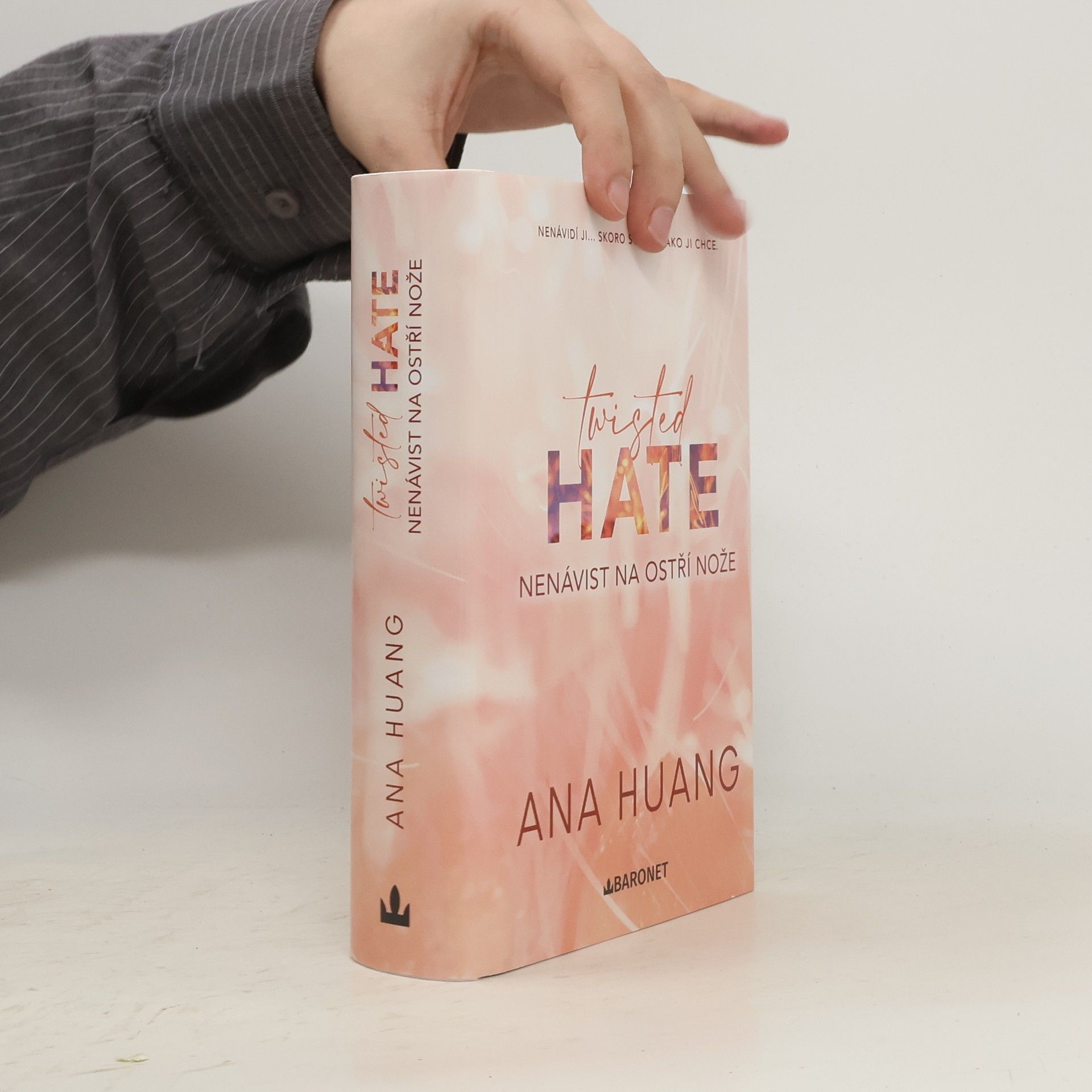 Ana Huang Twisted Hate: Nenávist na ostří nože