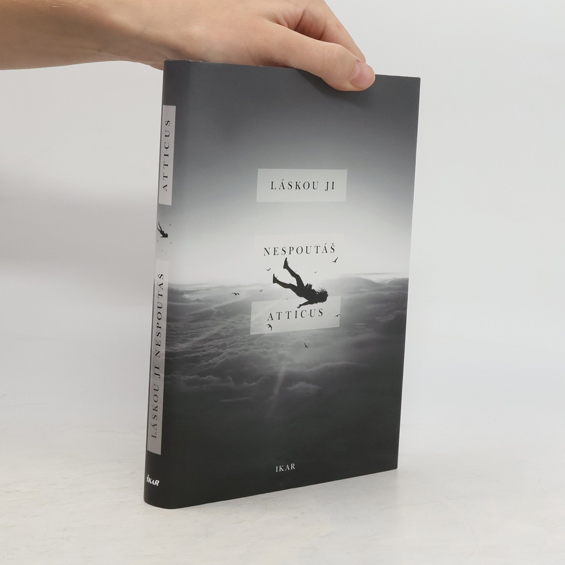 Atticus Láskou ji nespoutáš