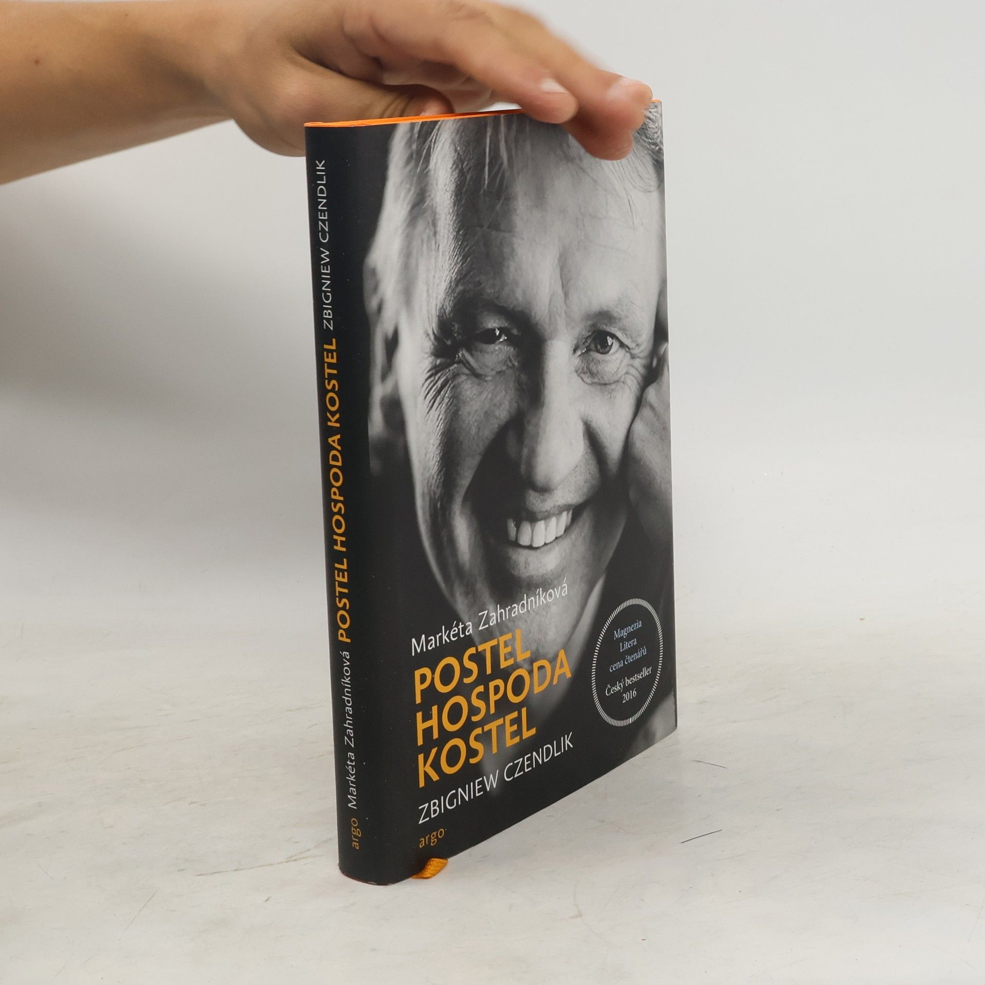 Postel, hospoda, kostel