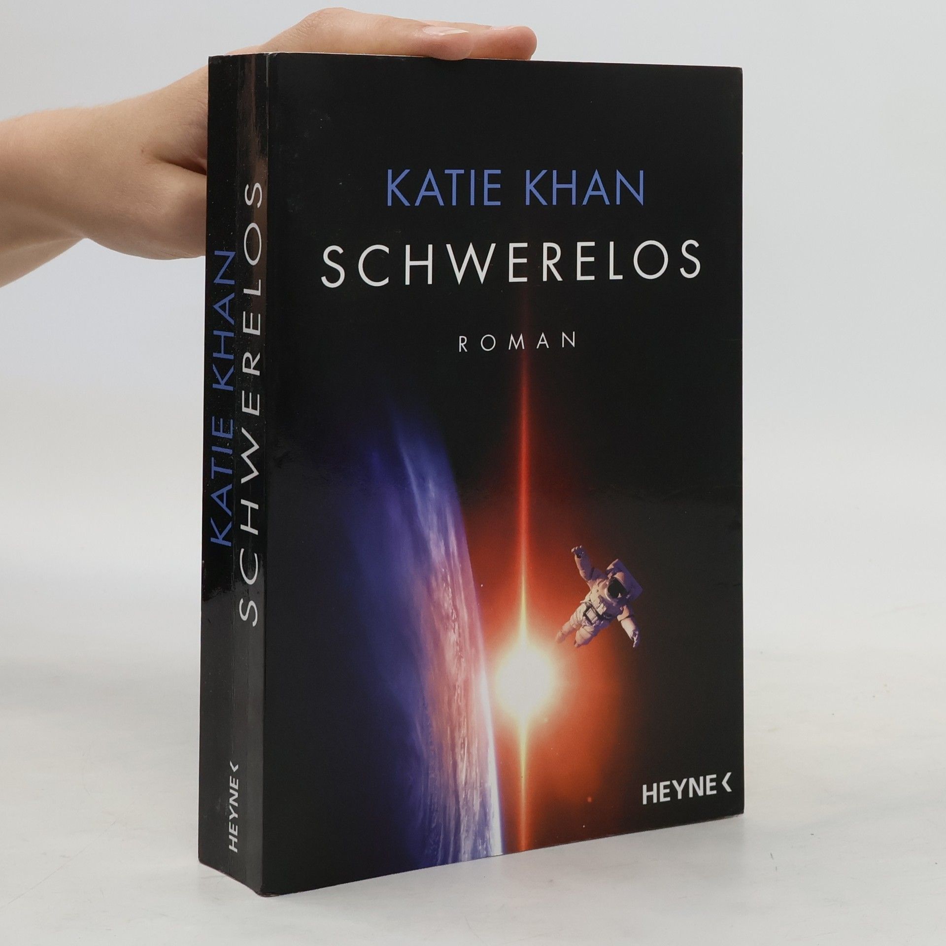Katie Khan Schwerelos