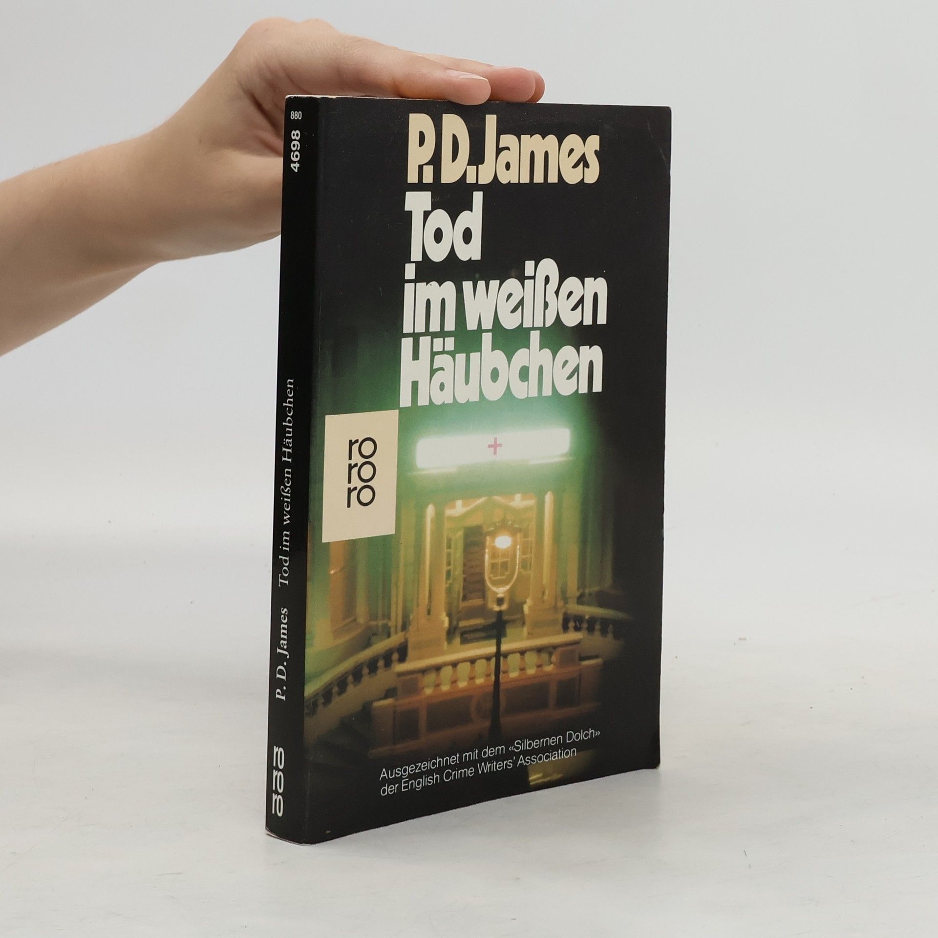 James P.D. Tod im weisen Häubchen