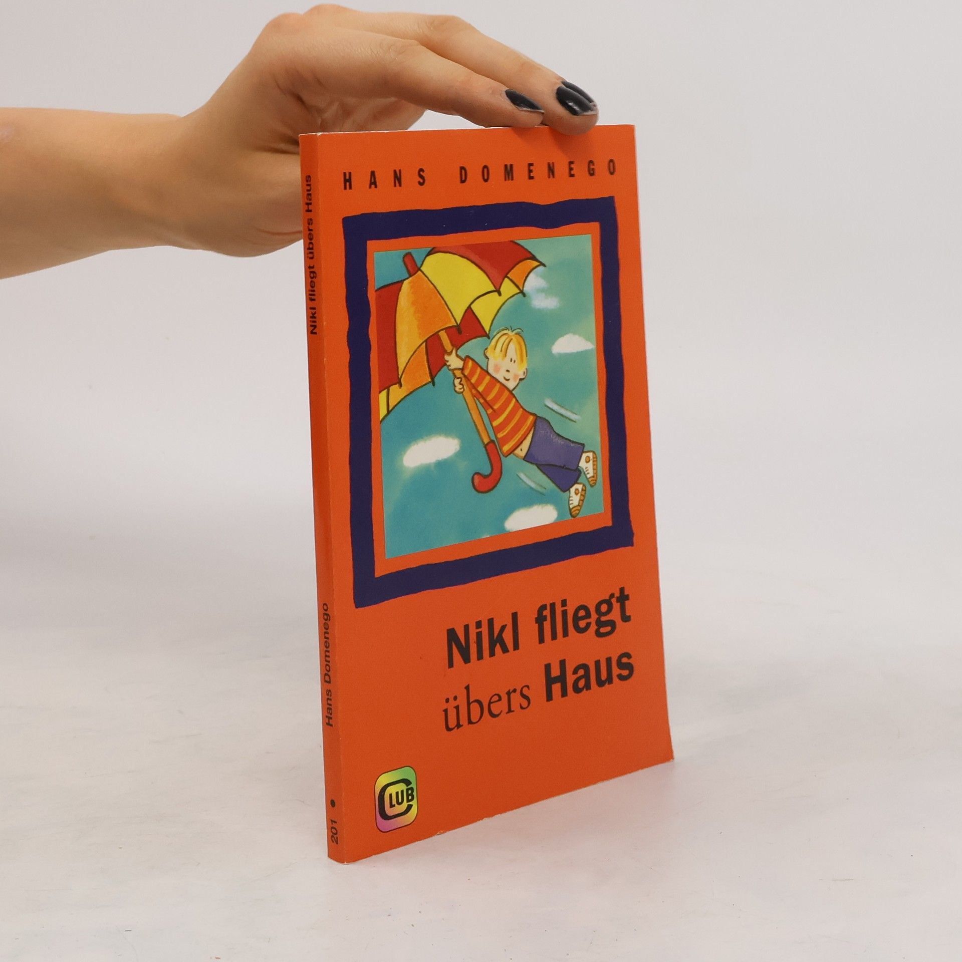 Nikl fliegt übers Haus