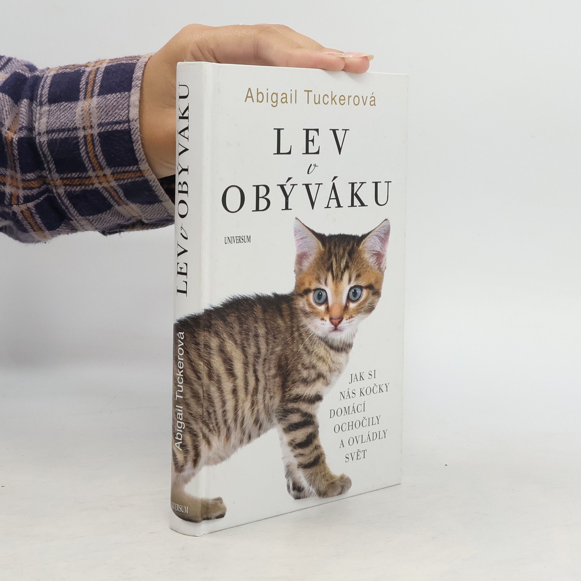 Lev v obýváku: Jak si nás kočky domácí ochočily a ovládly svět