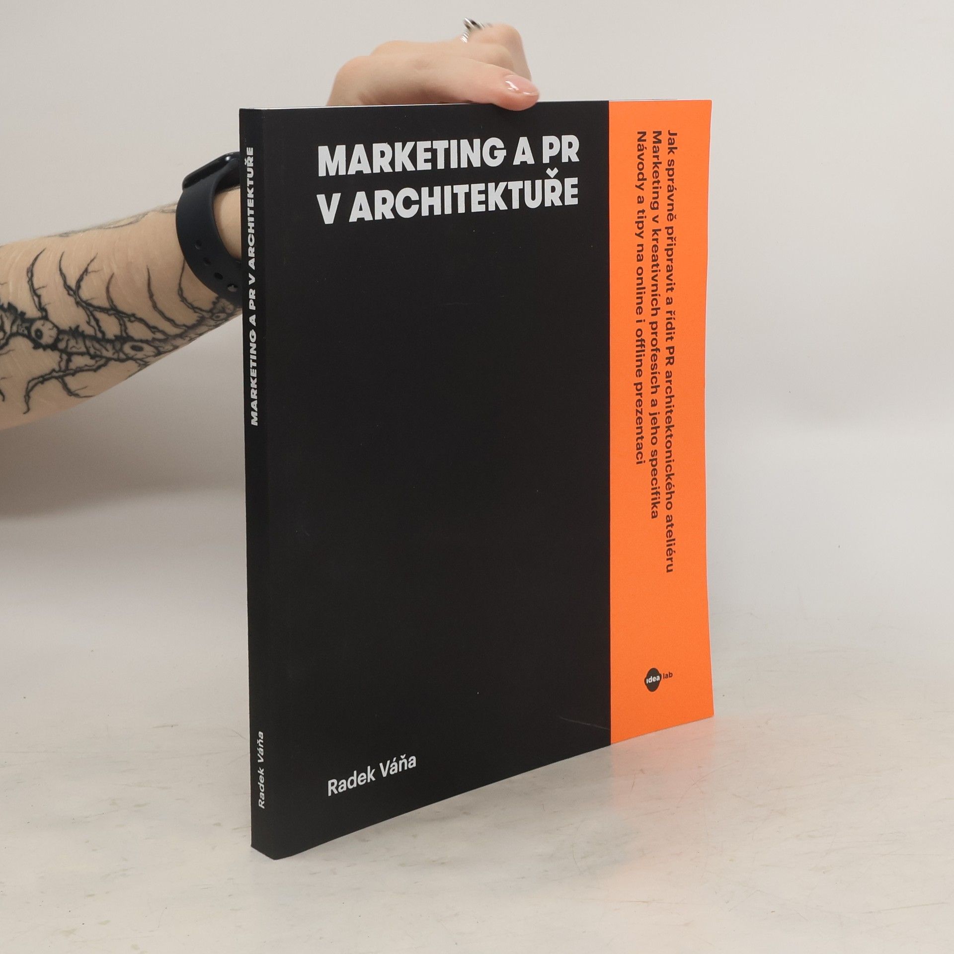 Radek Váňa Marketing a PR v architektuře : jak správně připravit a řídit PR architektonického ateliéru : marketing v kreativních profesích a jeho specifika : návody a tipy na online i offline prezentaci