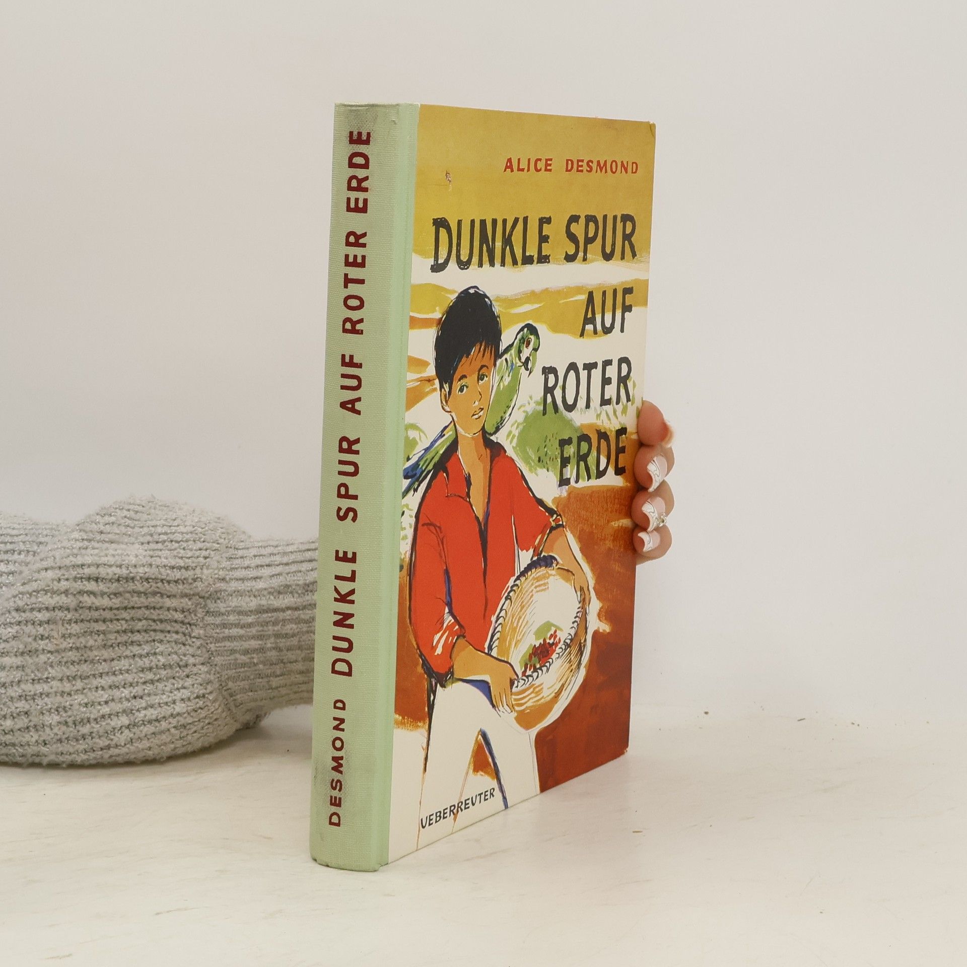Alice Desmond Dunkle spur auf roter erde