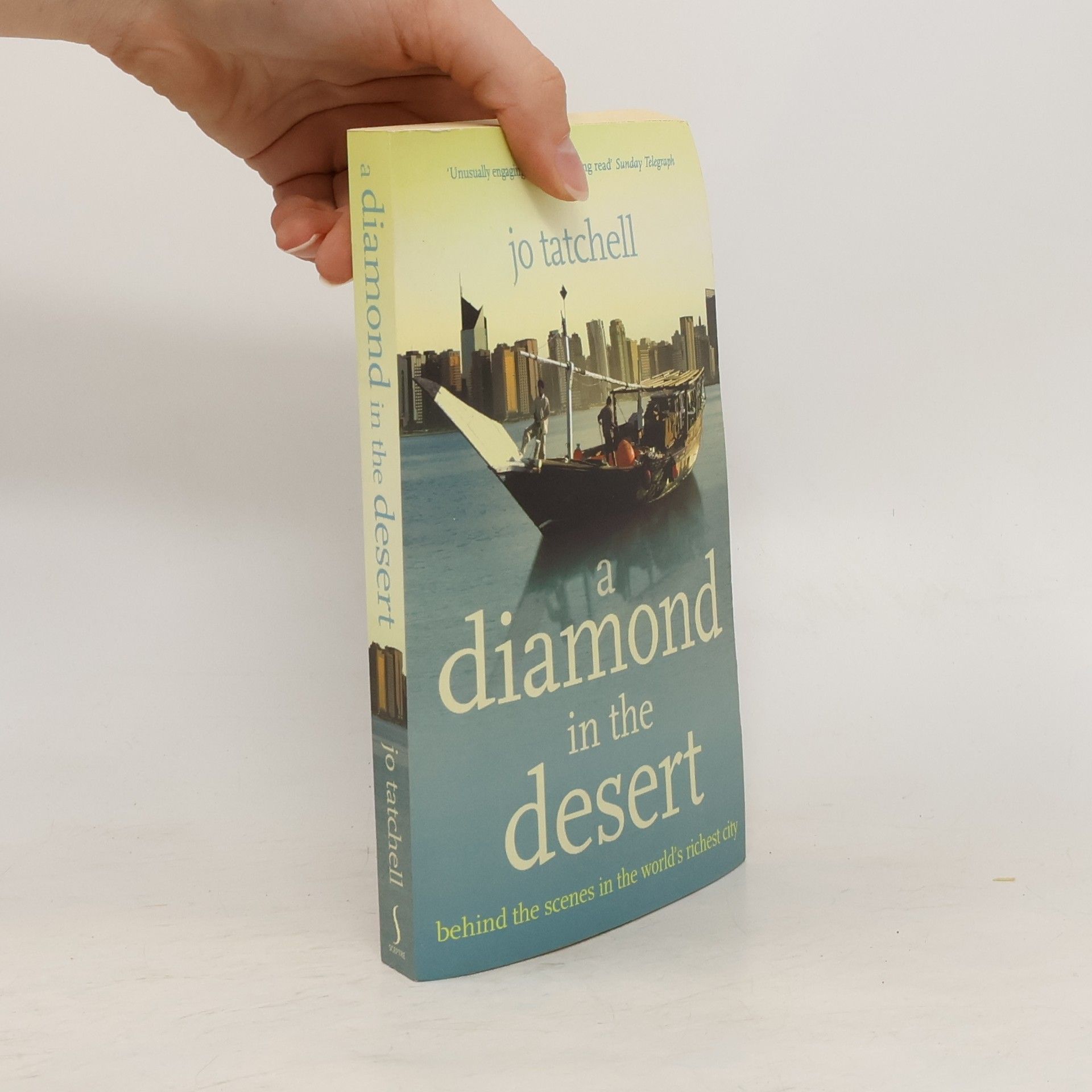 Jo Tatchell A DIAMOND IN THE DESERT: Behind the Scenes in the World's Richest City