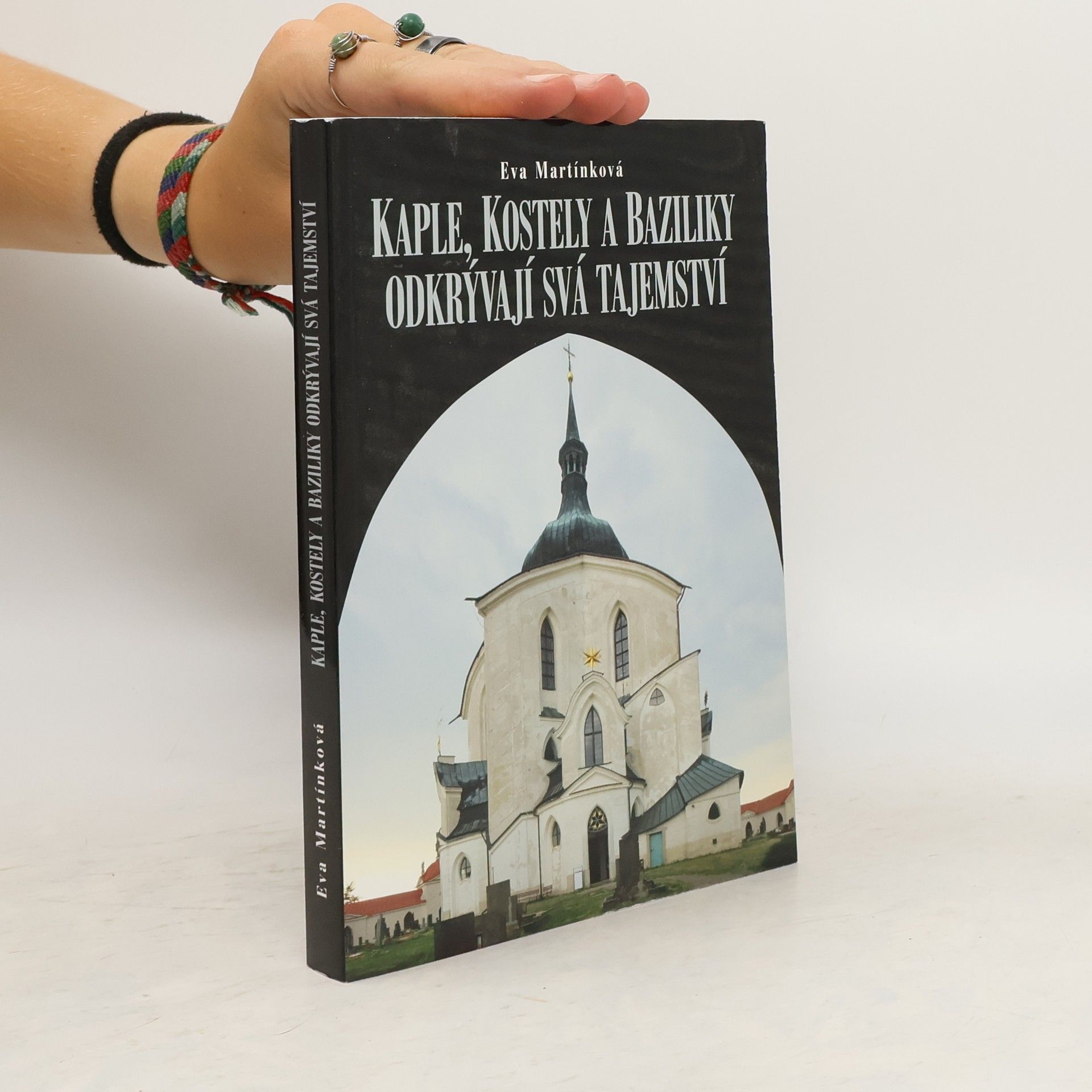 Eva Martínková Kaple, kostely a baziliky odkrývají svá tajemství